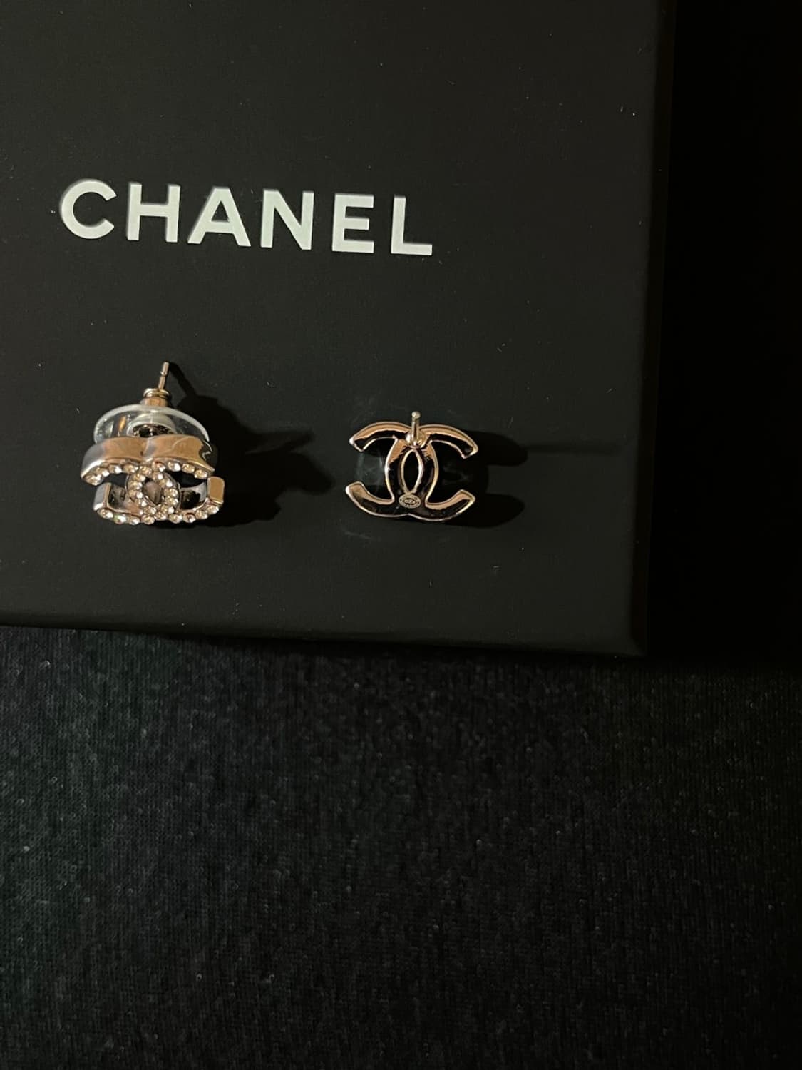 샤넬 정품 업사이클링 클래식 CC 크리스탈 이어링 상품이미지4