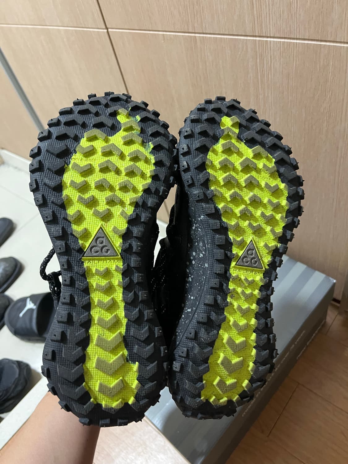 나이키 ACG 마운틴 플라이 로우 SE 다크 스모크 그레이 250팝니다 상품이미지7