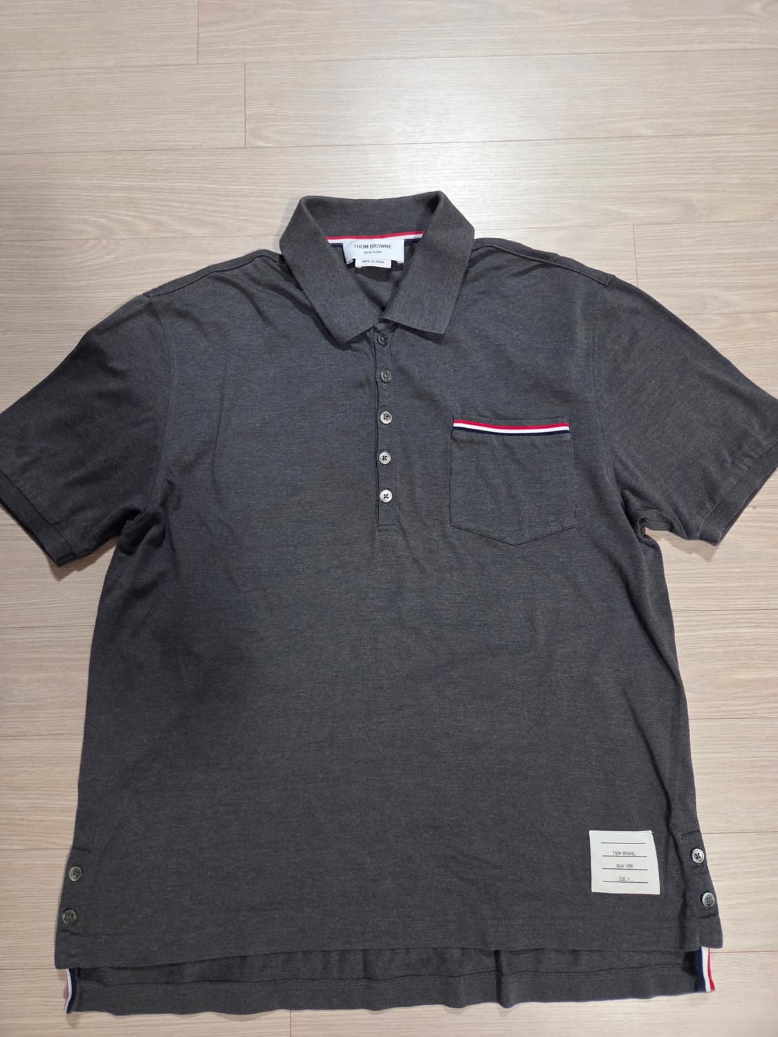 ​[Thom Browne] 톰브라운 다크 그레이 피케 폴로 셔츠 상품이미지1