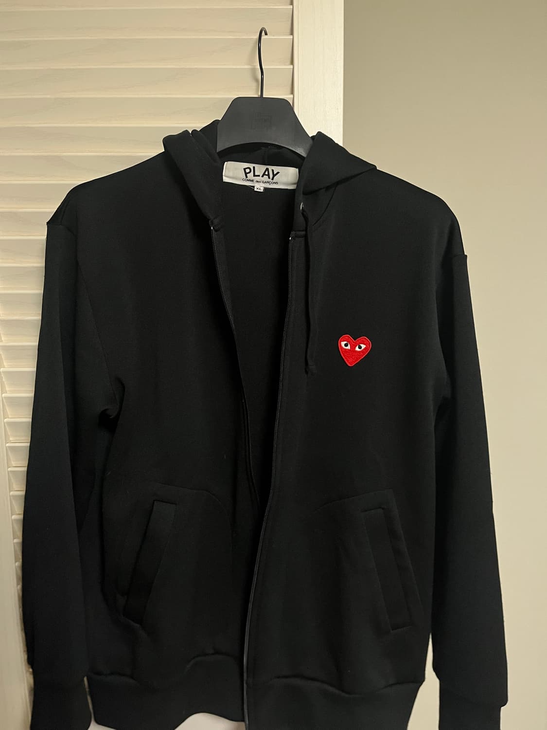 [XL] 꼼데가르송 블랙 레드와펜 후드집업 상품이미지1