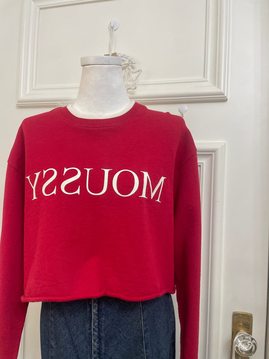 red lettering white printing crop sweats 상품이미지3