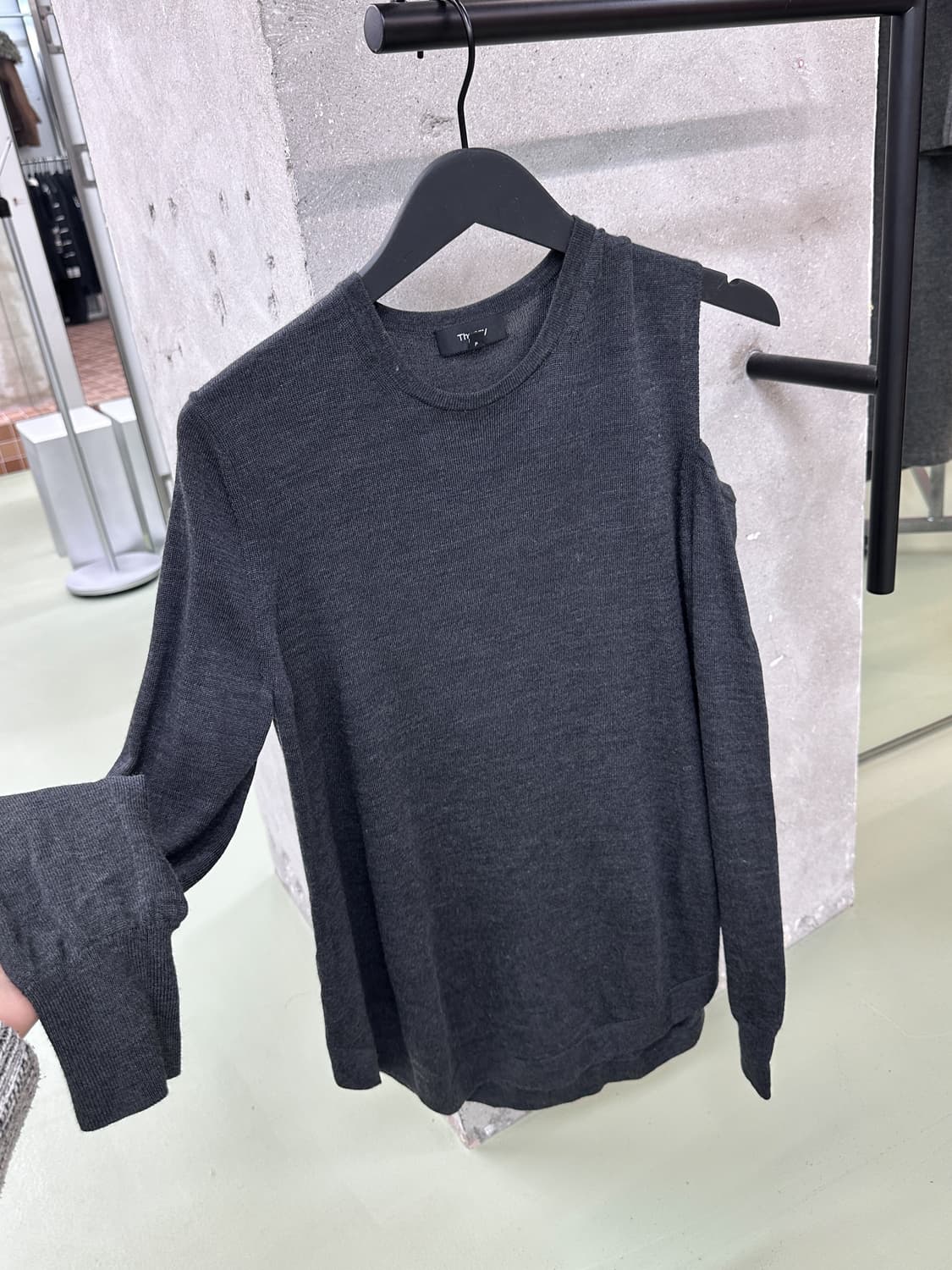 theory one open shoulder top 상품이미지1