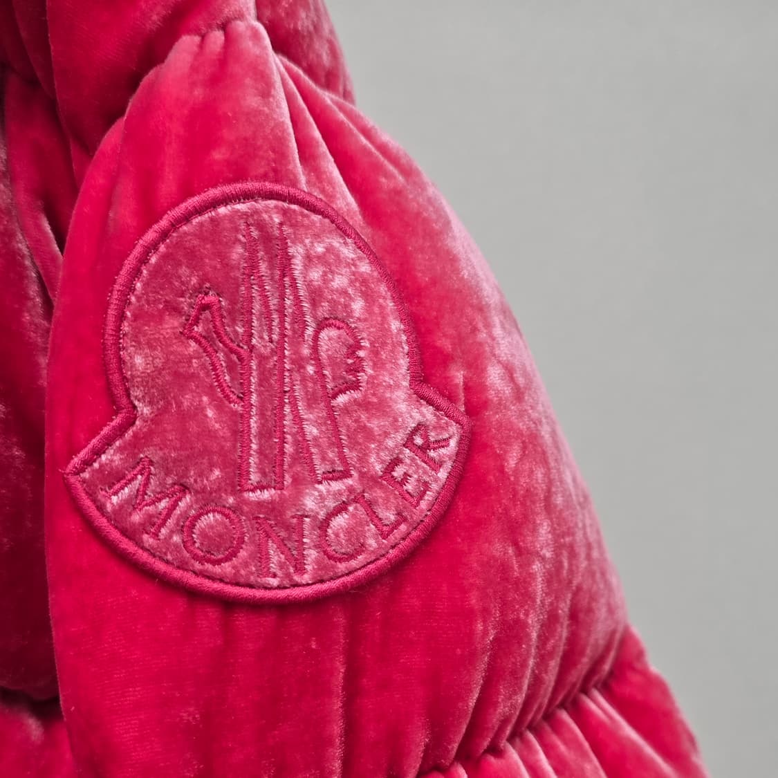 몽클레어 여성 핑크 벨벳 숏 패딩 0사이즈 판매 상품이미지4