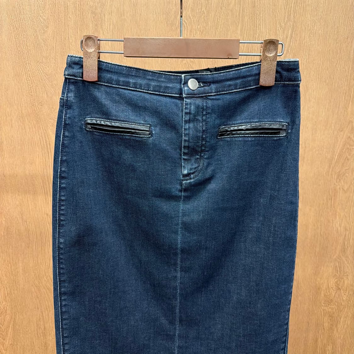 클럽모나코 데님 미디 스커트 백 슬릿 레더 배색 포켓 디테일 H라인 진청 상품이미지4