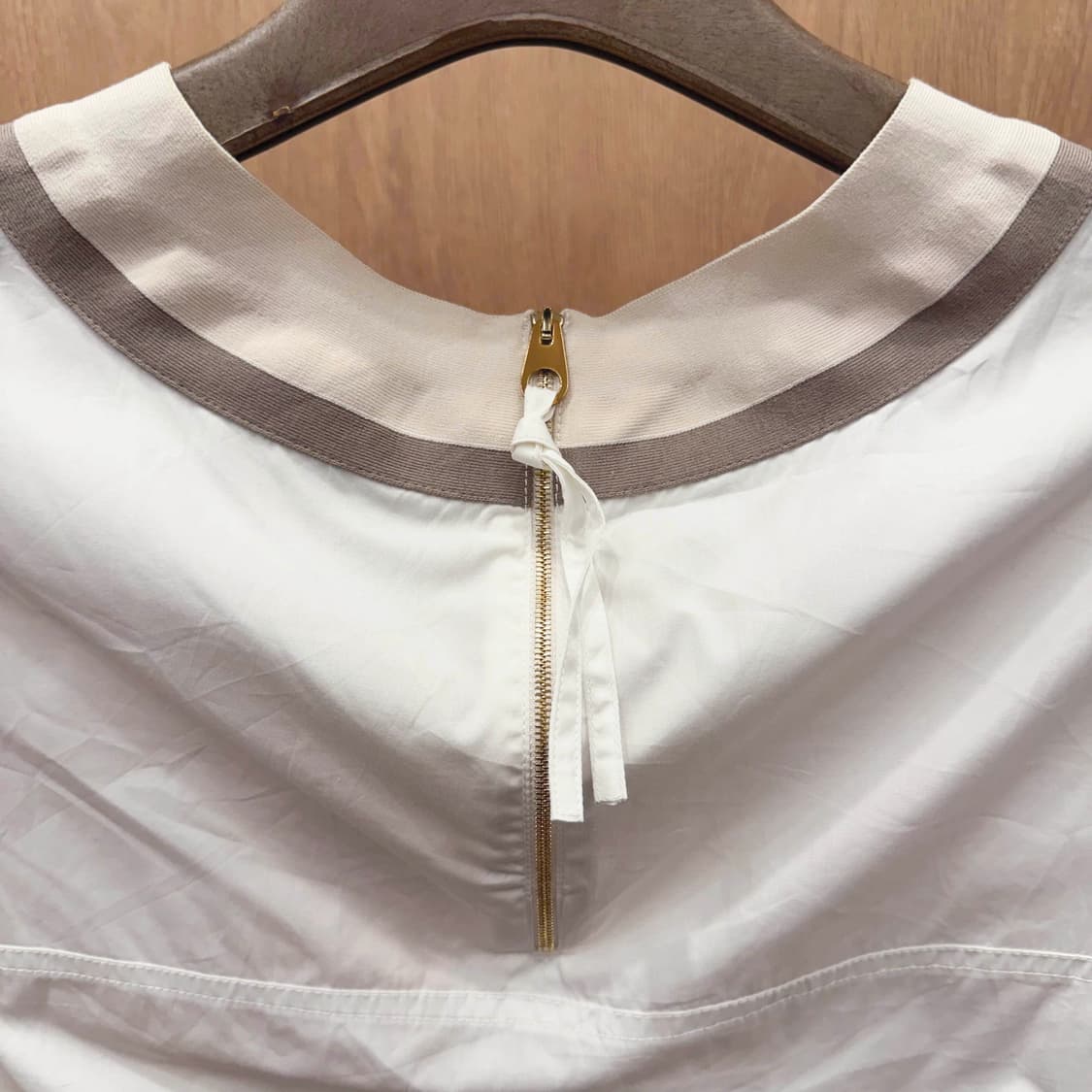 아뇨나 반팔 블라우스 후면 지퍼 디테일 화이트 배색 넥라인 상품이미지6