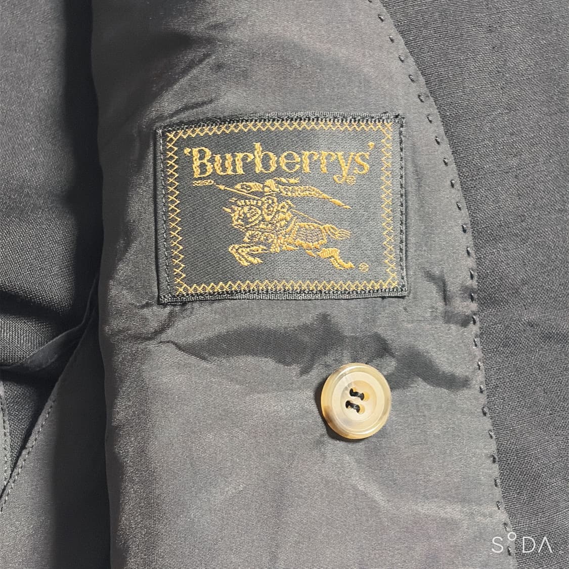 버버리 블랙 더블 브레스티드 자켓 상품이미지9