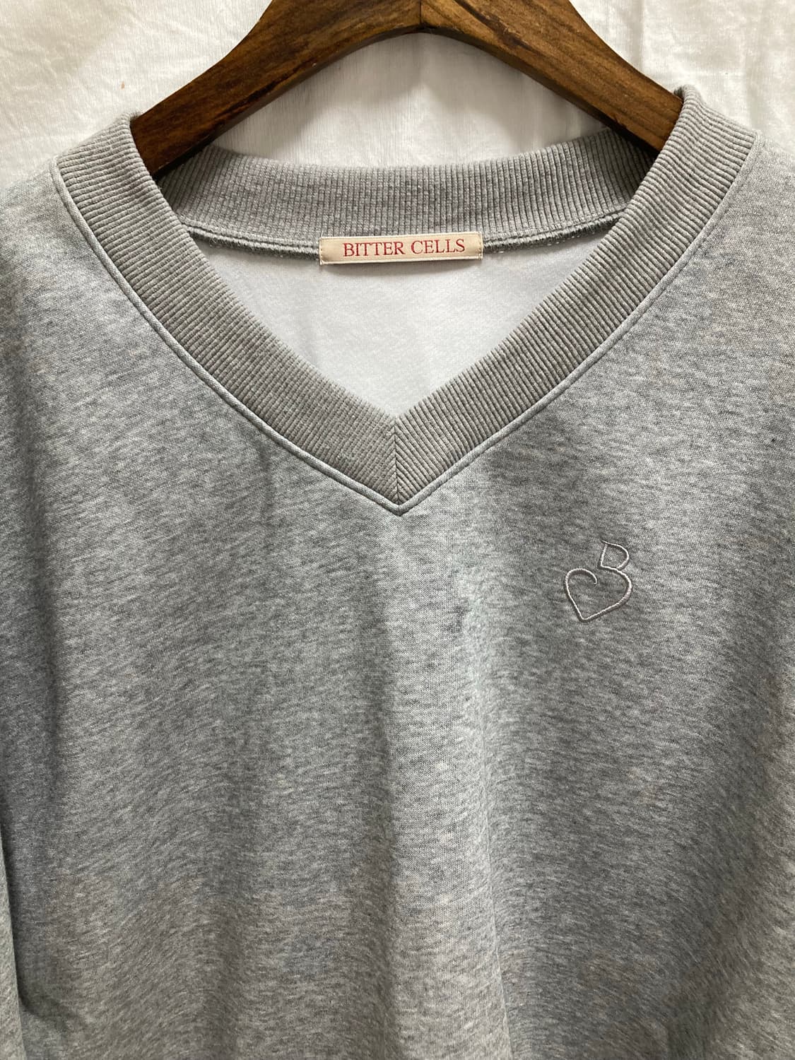 비터셀즈 에센셜 브이넥 스웻셔츠 상품이미지4