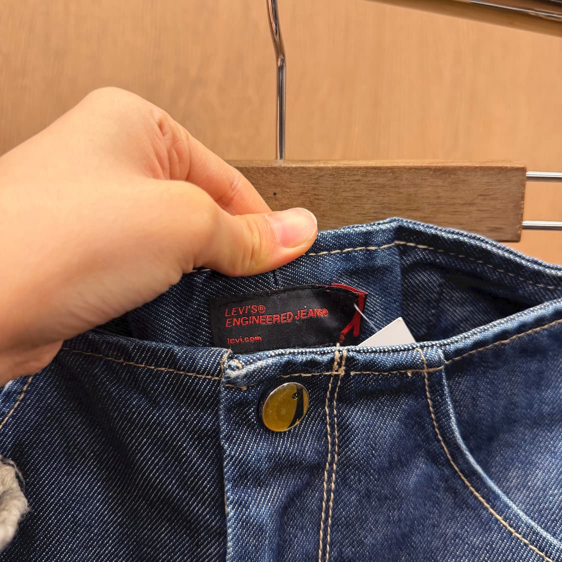 리바이스 엔지니어드진 데님 롱 스커트 백 스트랩 디테일 중청 상품이미지7