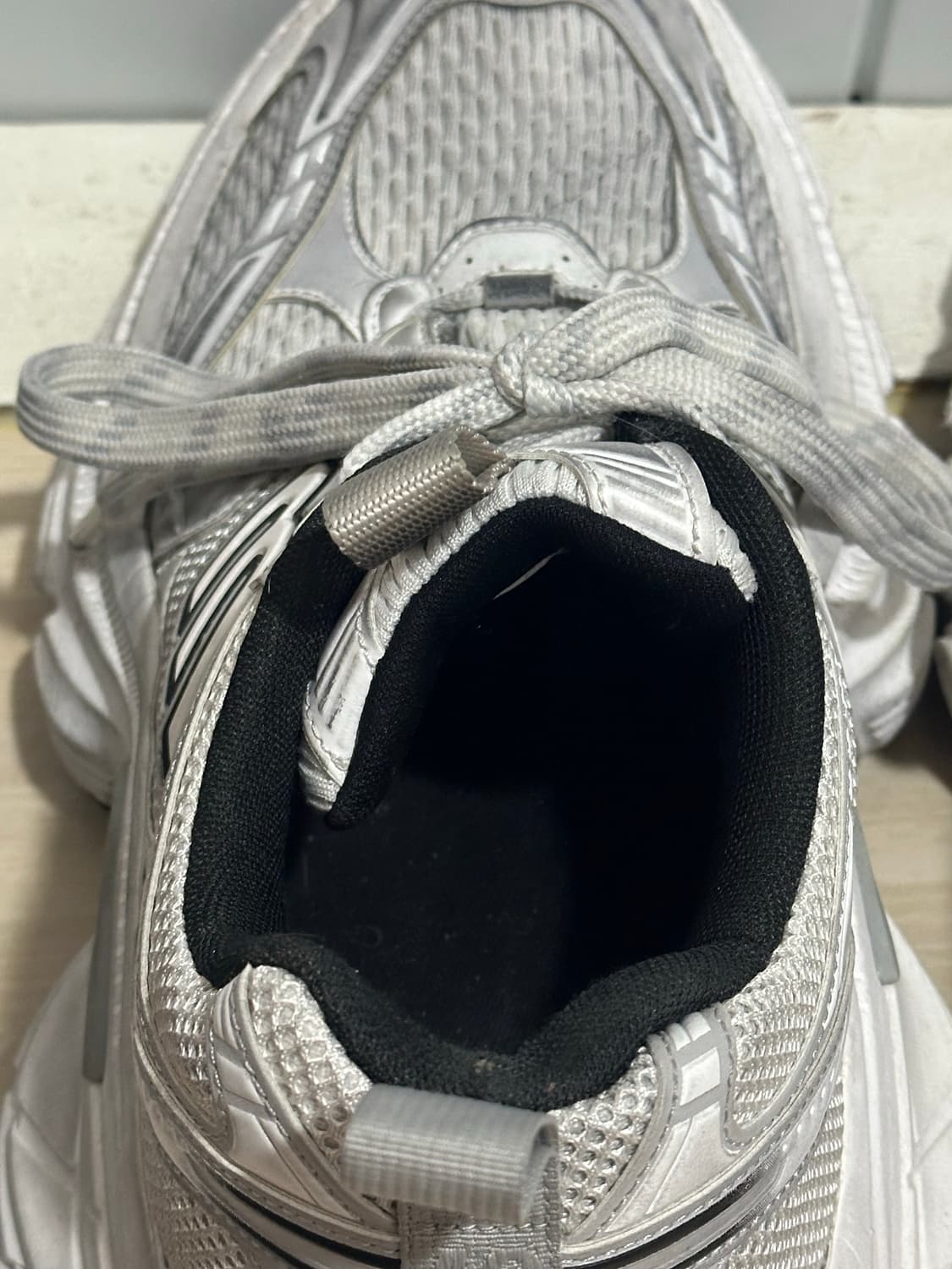 43 발렌시아가 10xl 화이트 팝니다 상품이미지3