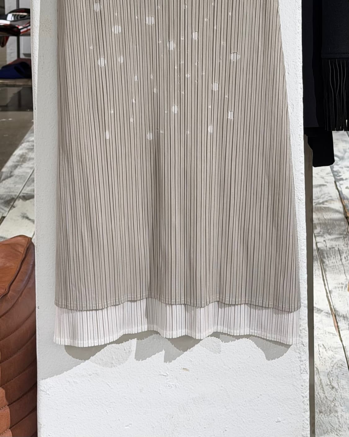 플리츠 플리즈 베이지 퍼포레이션 슬리브리스 드레스 상품이미지5