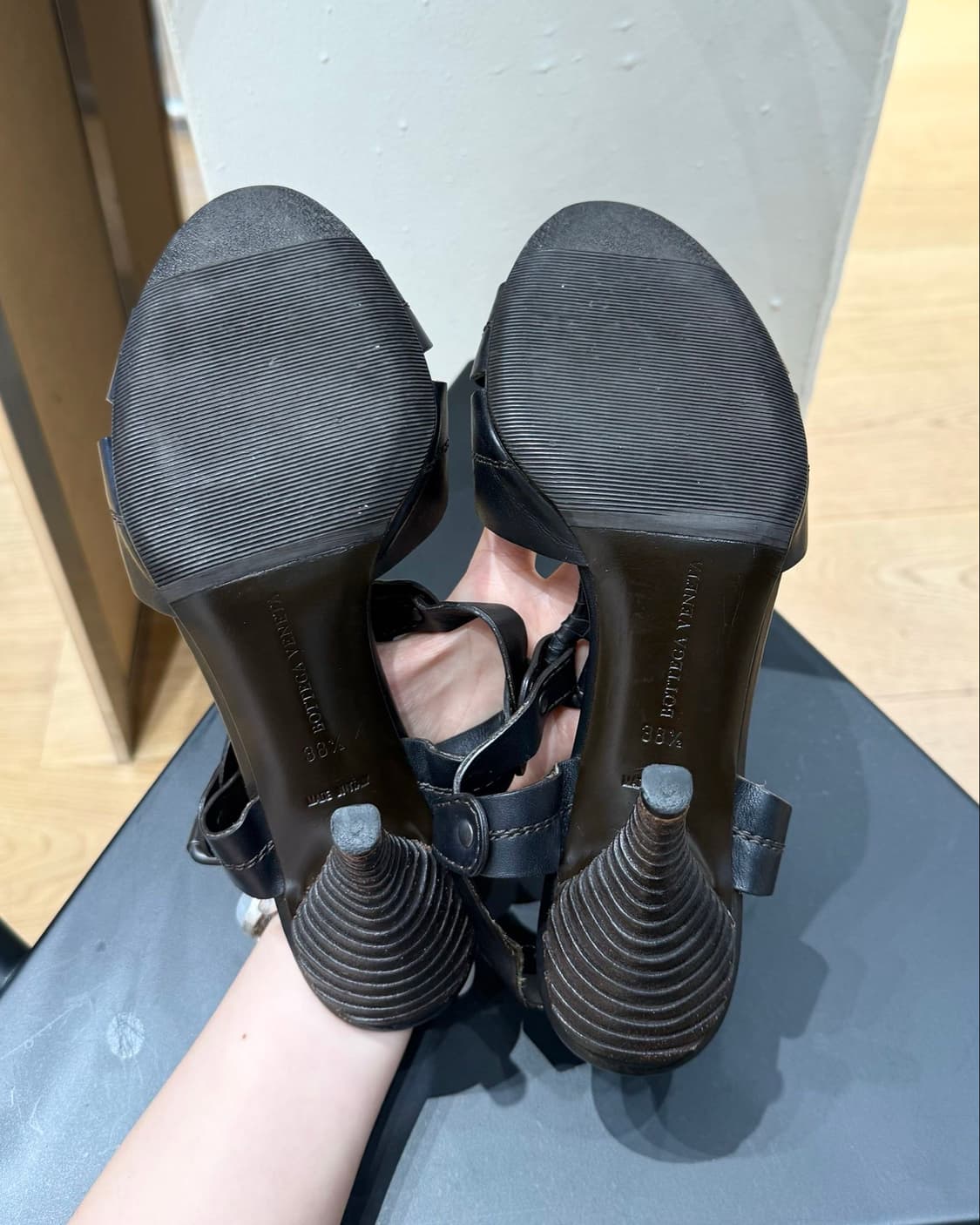 보테가베네타 블랙 레더 스트랩 샌들 힐 상품이미지8