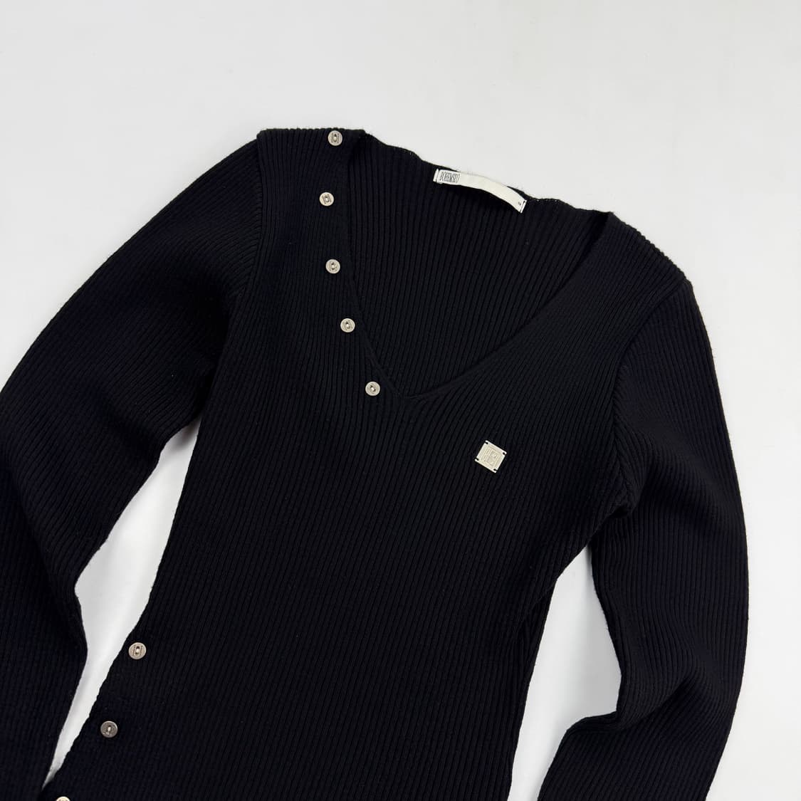 보헤미안 서울 버튼 브이넥 슬릿 니트 블랙 상품이미지2