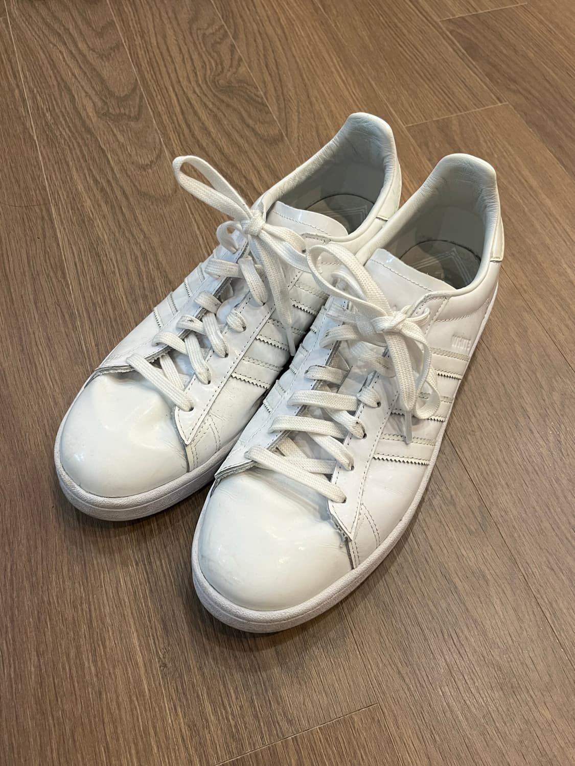 아디다스 화이트 마운티니어링 스탠스미스 페이턴트 레더 상품이미지1