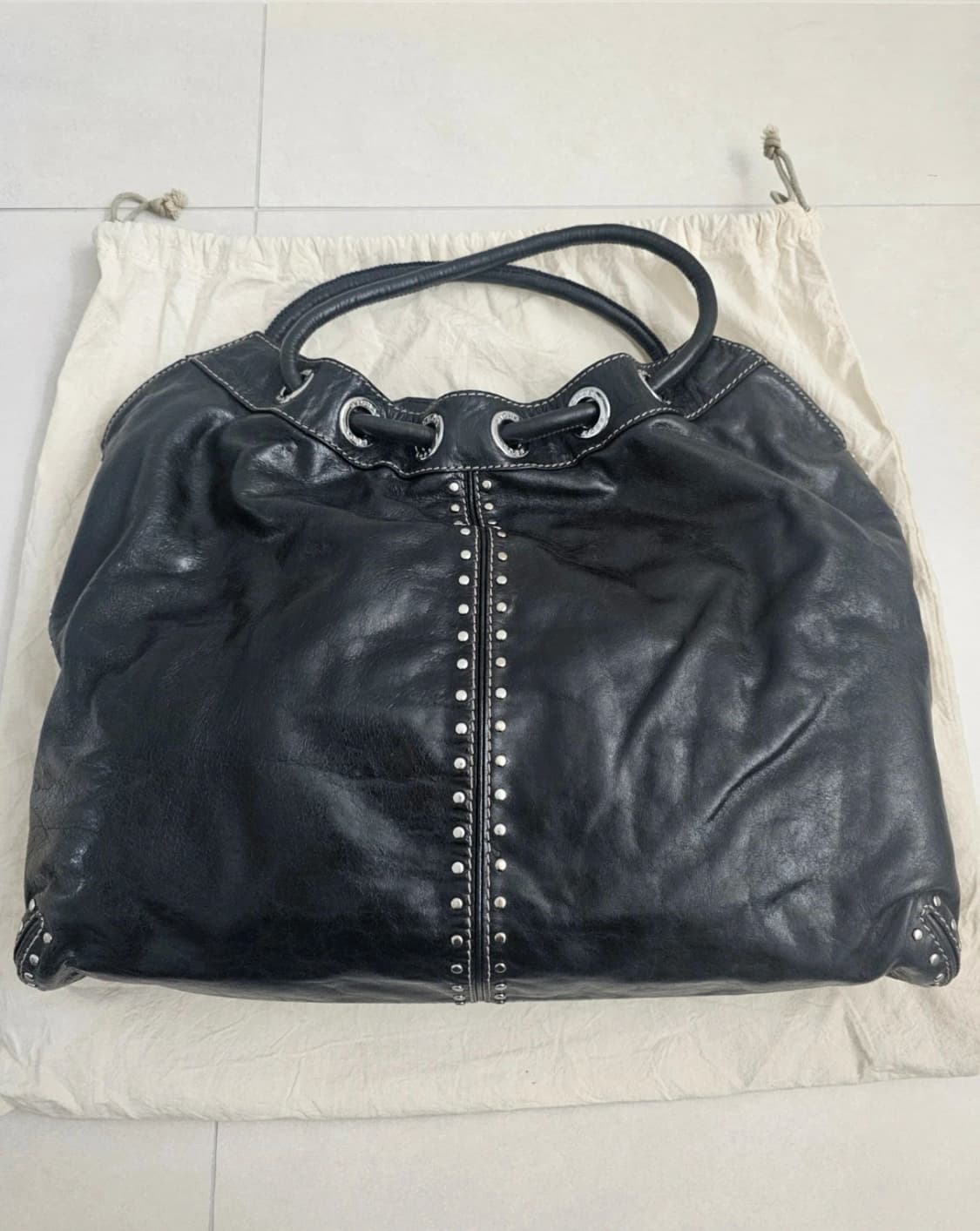 마이클 코어스 블랙 스터드 토트백 상품이미지3