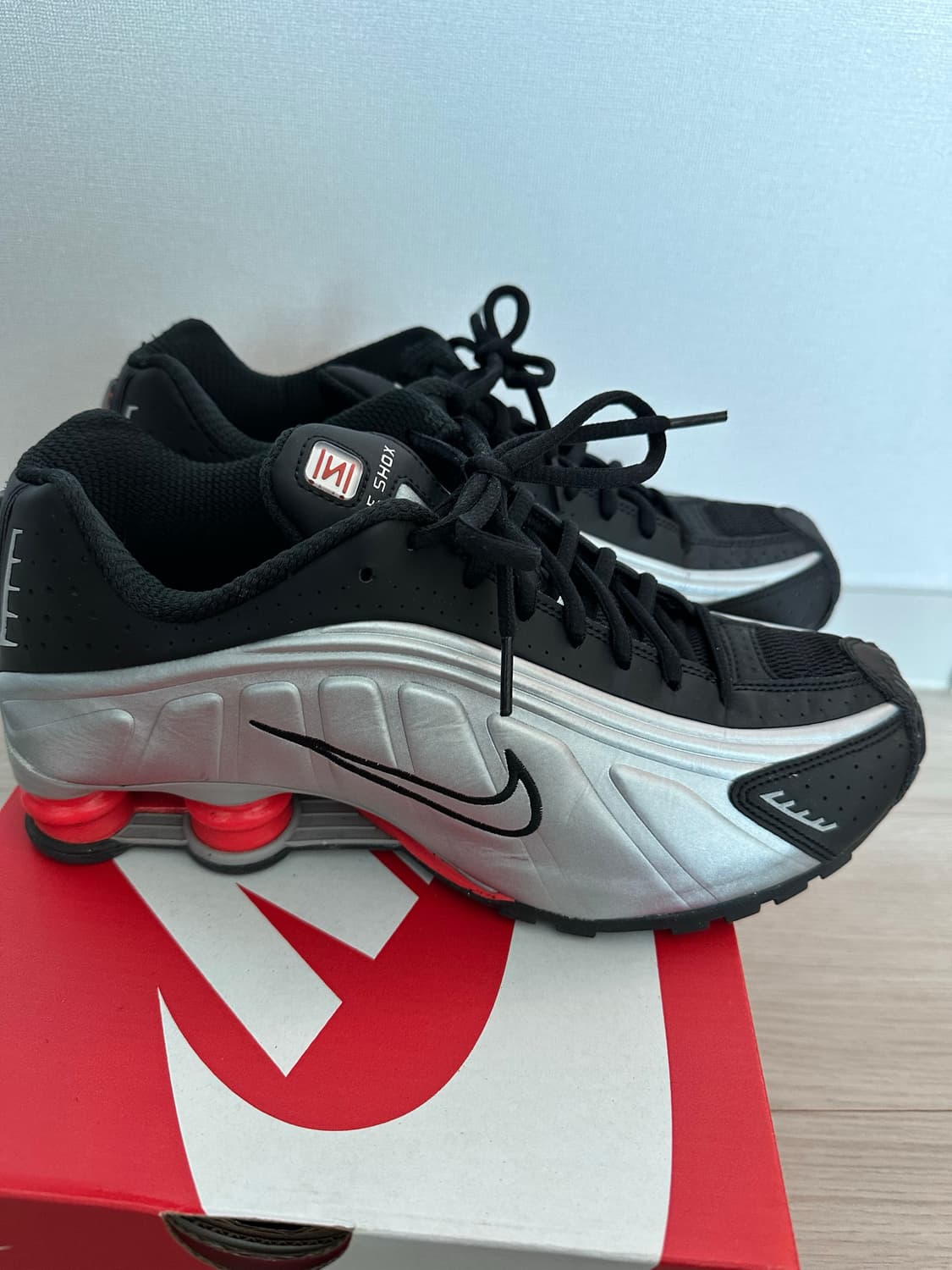 나이키 샥스 r4 메탈릭 실버 HQ1988-002 상품이미지6