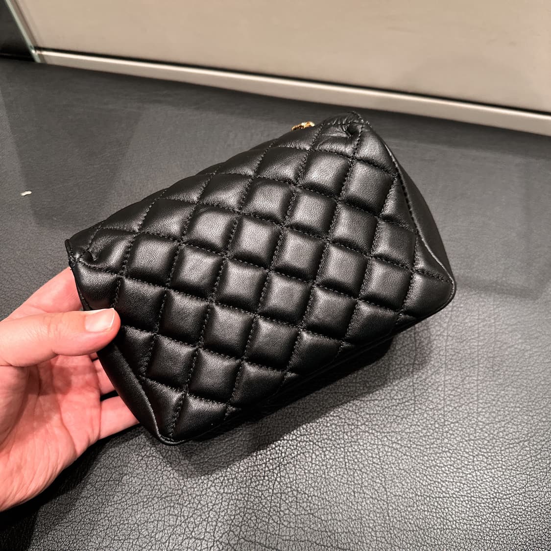 (정품/새상품) VERSACE 베르사체 여성 블랙 램스킨 퀼팅 크로스백  상품이미지4