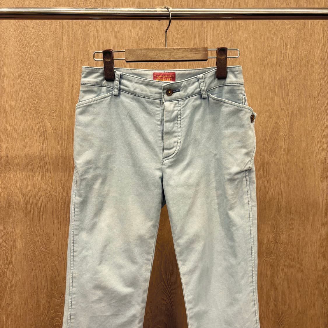 비비안 웨스트우드 코튼 슬림 팬츠 사이드 버튼 포켓 디테일 라이트 블루 상품이미지4