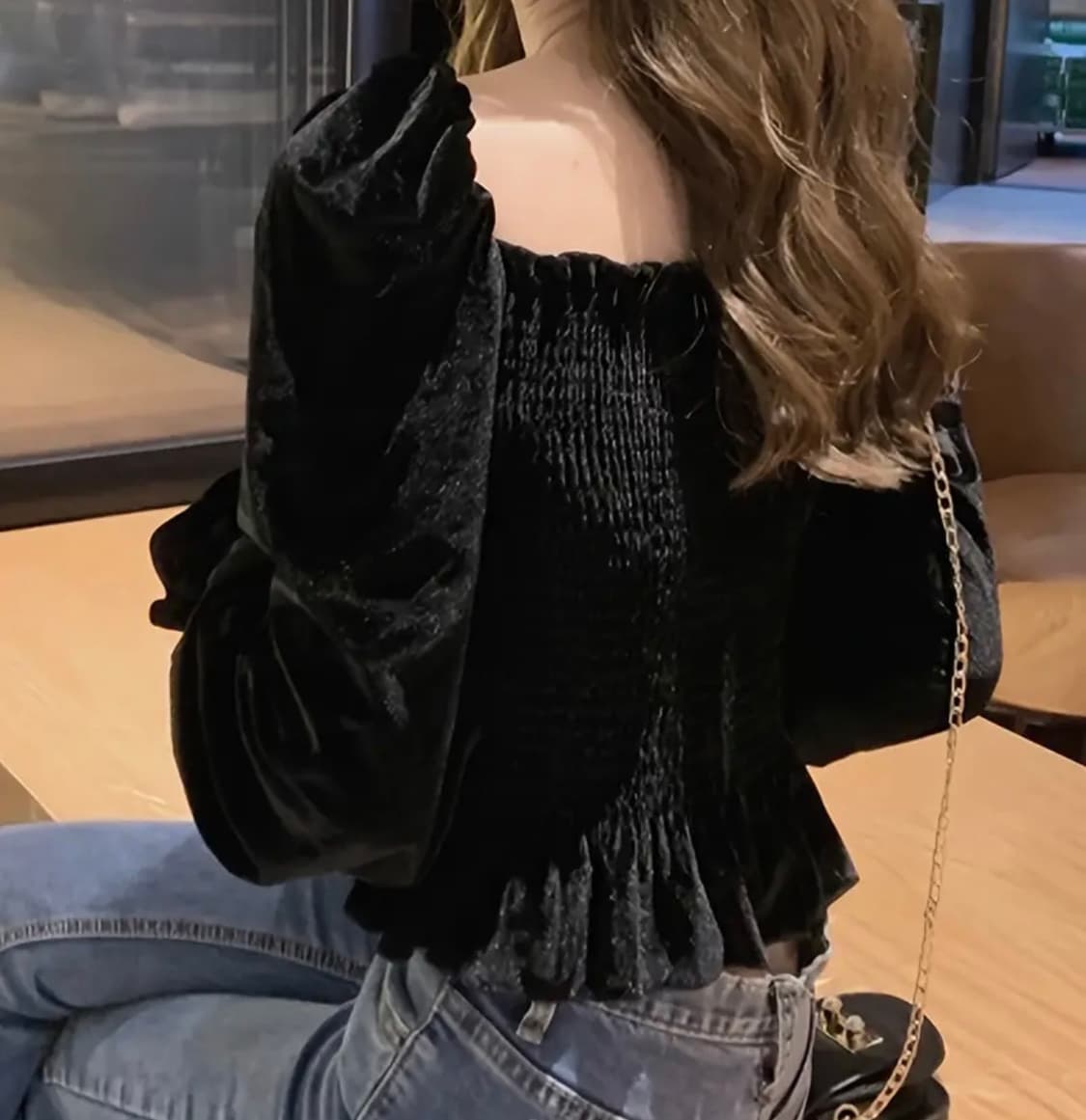 블랙 스퀘어넥 벨벳 오프숄더 셔링 크롭 탑 블라우스 상품이미지4