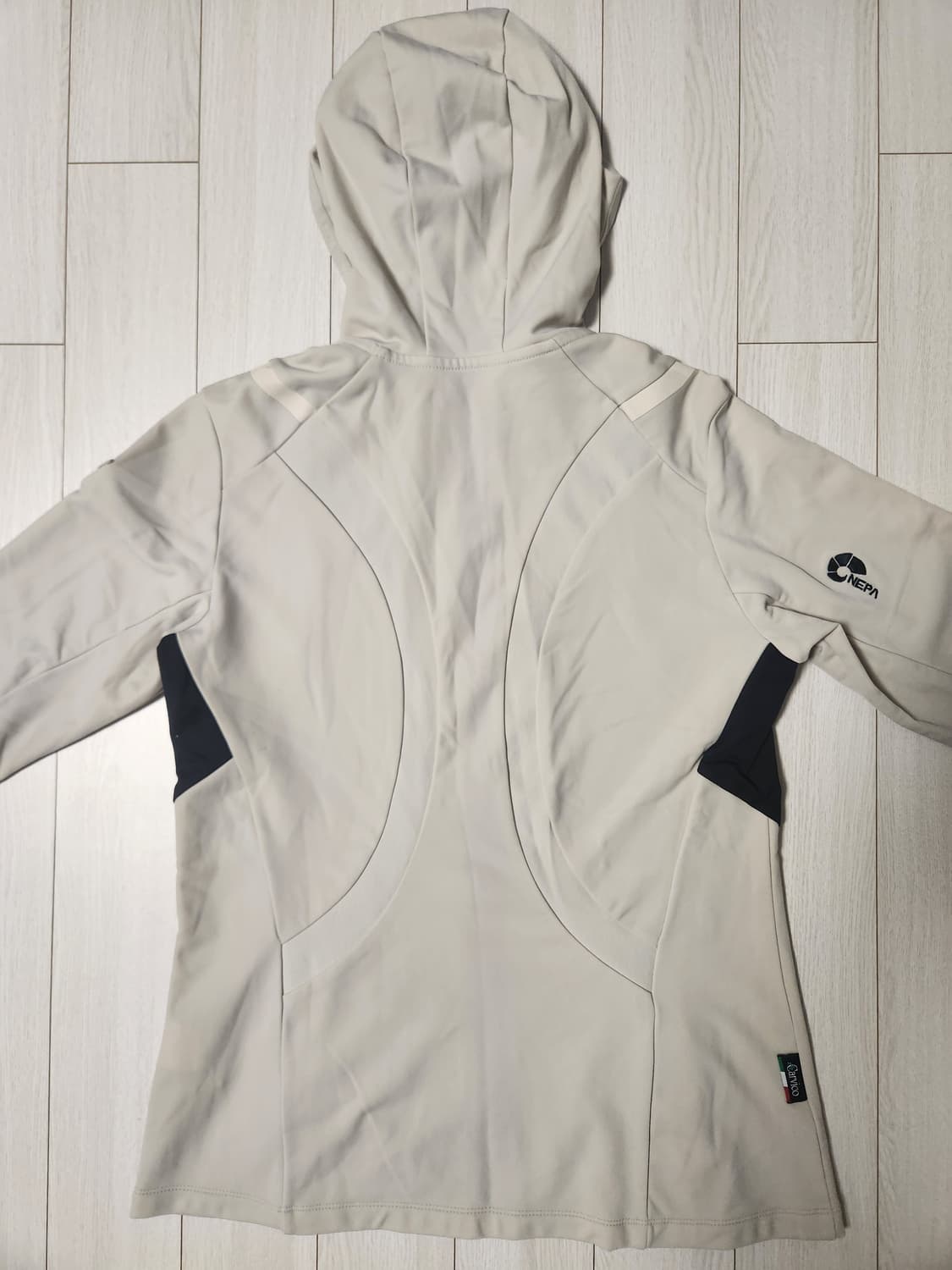 네파 여성 윈드러너 바람막이 자켓 사이즈95 m

오른쪽 소매 뒤에 오염 상품이미지8