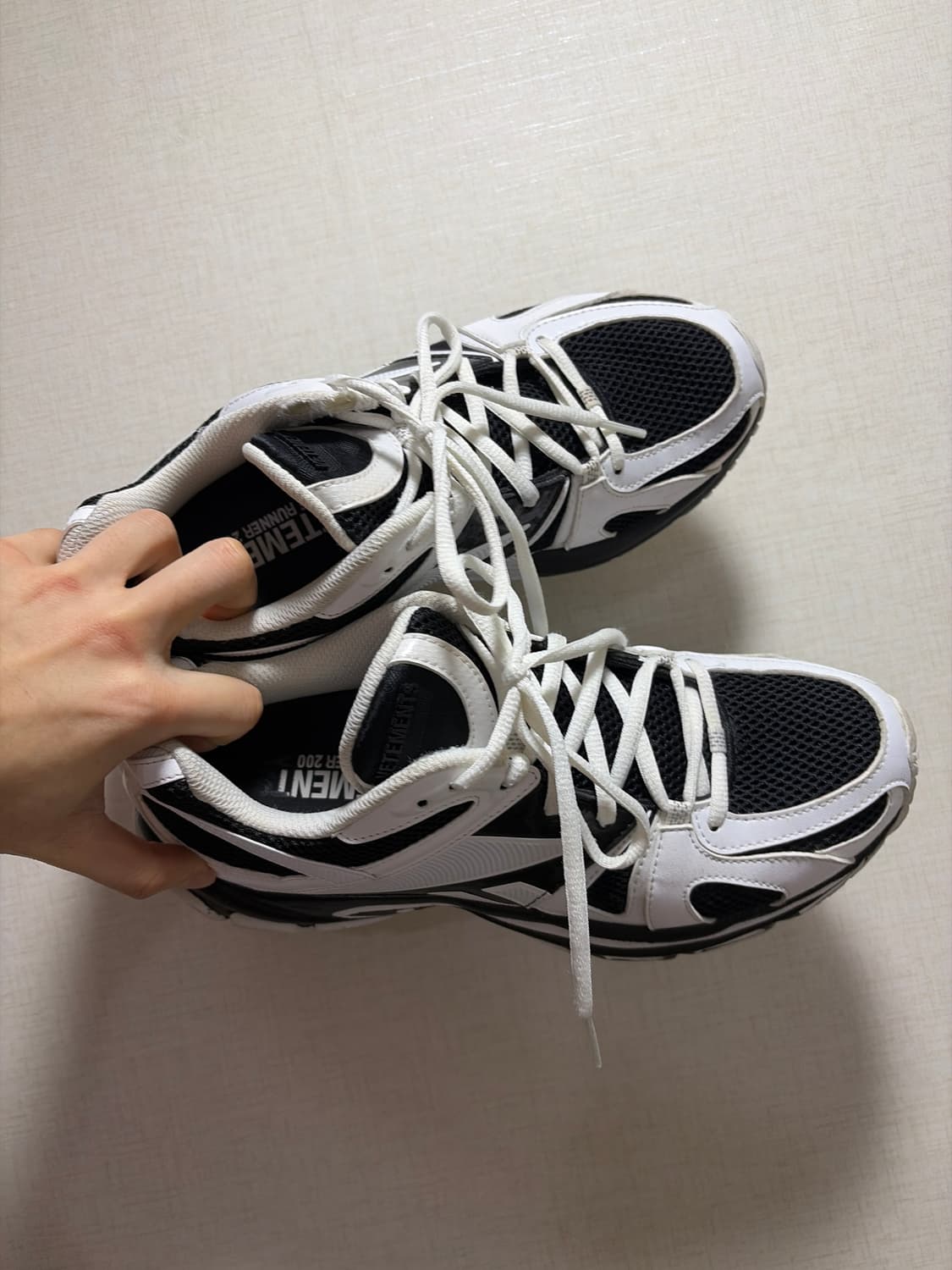 베트멍x리복 러너  255 검흰 상품이미지1