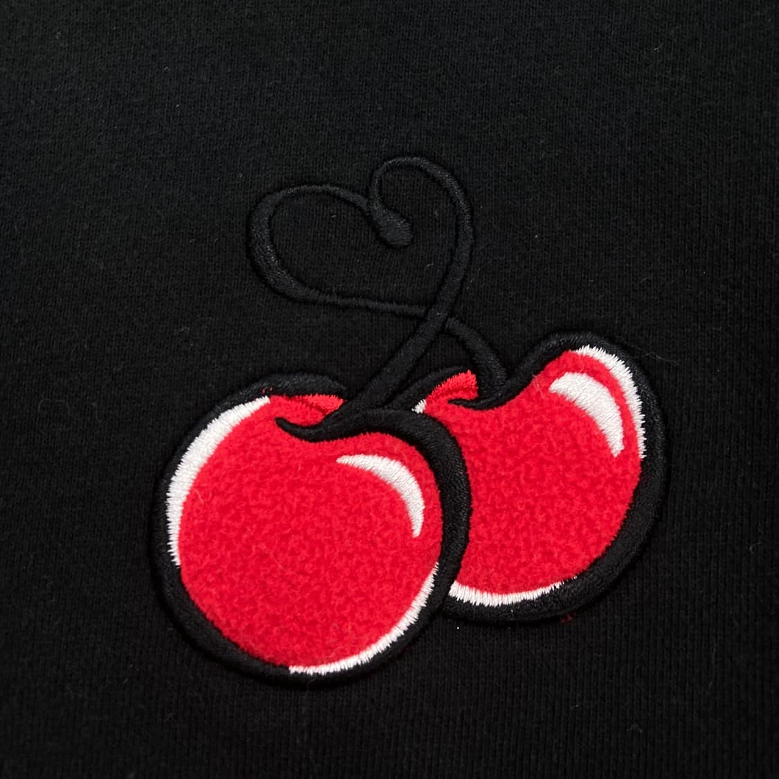 키르시 블랙 컬러 체리 로고 맨투맨 상품이미지2