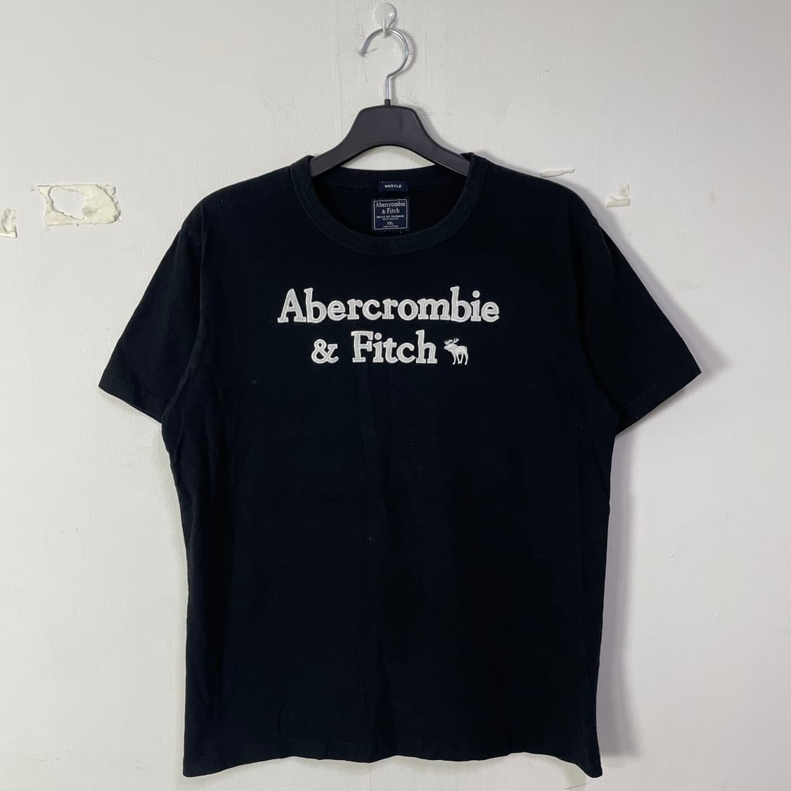 Abercrombie & Fitch 로고 반팔 티셔츠 블랙 상품이미지1