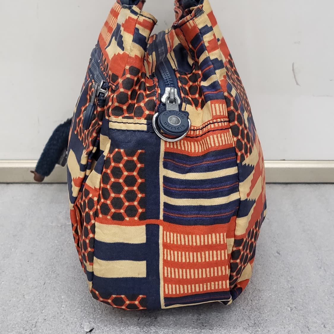 키플링 특유의 패턴이 돋보이는 토트백 상품이미지5