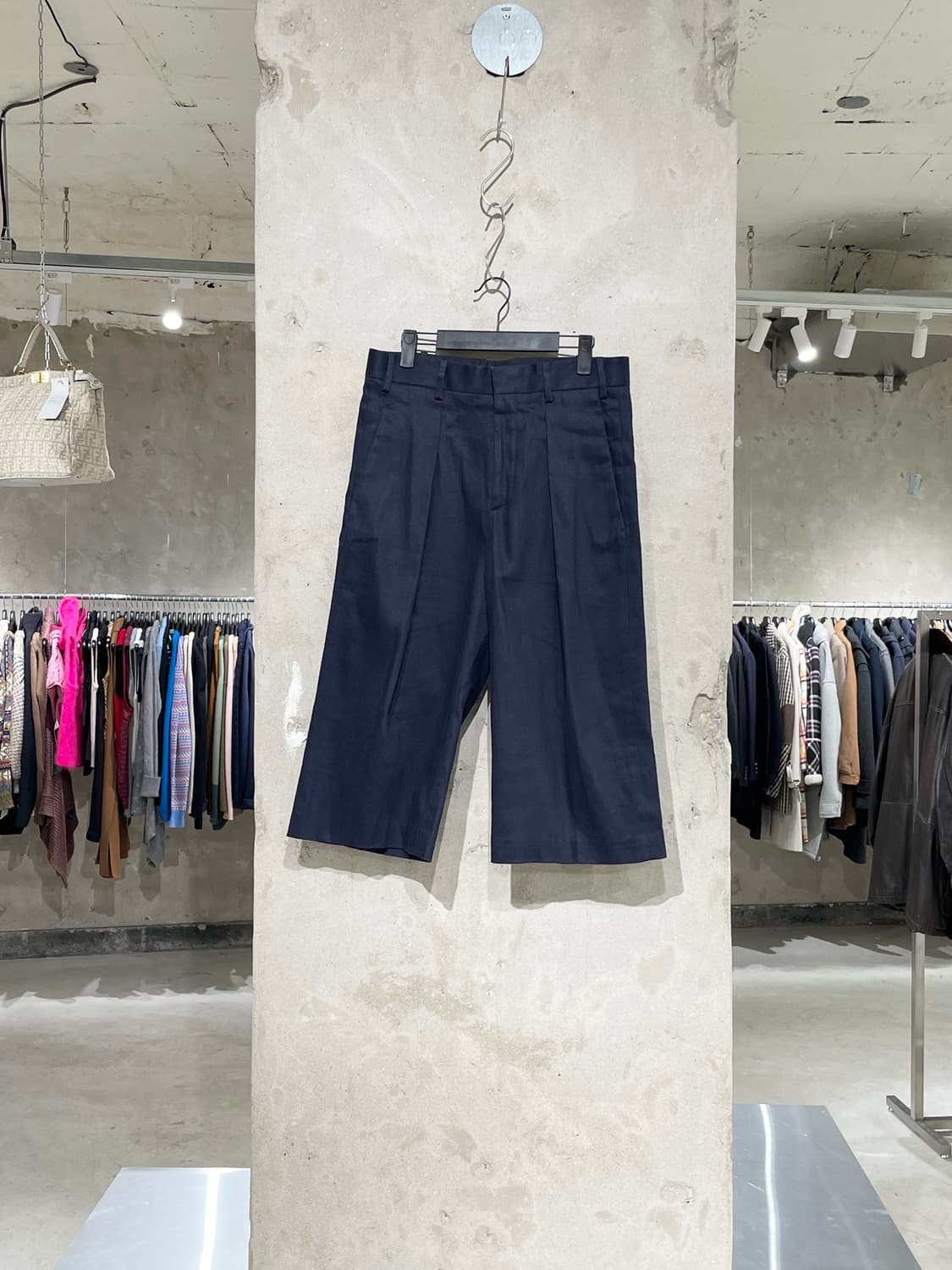 닐바렛 16S/S 네이비 스탠다드 핏 원 턱 코튼 카프리 팬츠 상품이미지1