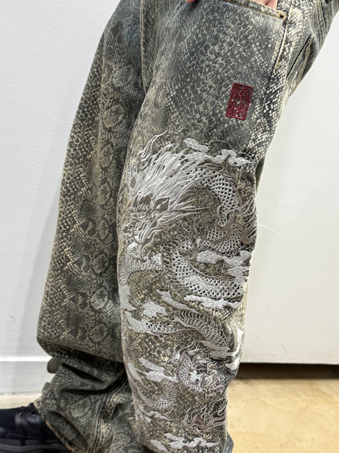 카라쿠리 타마시 패턴 디테일 자수 데님팬츠 상품이미지8