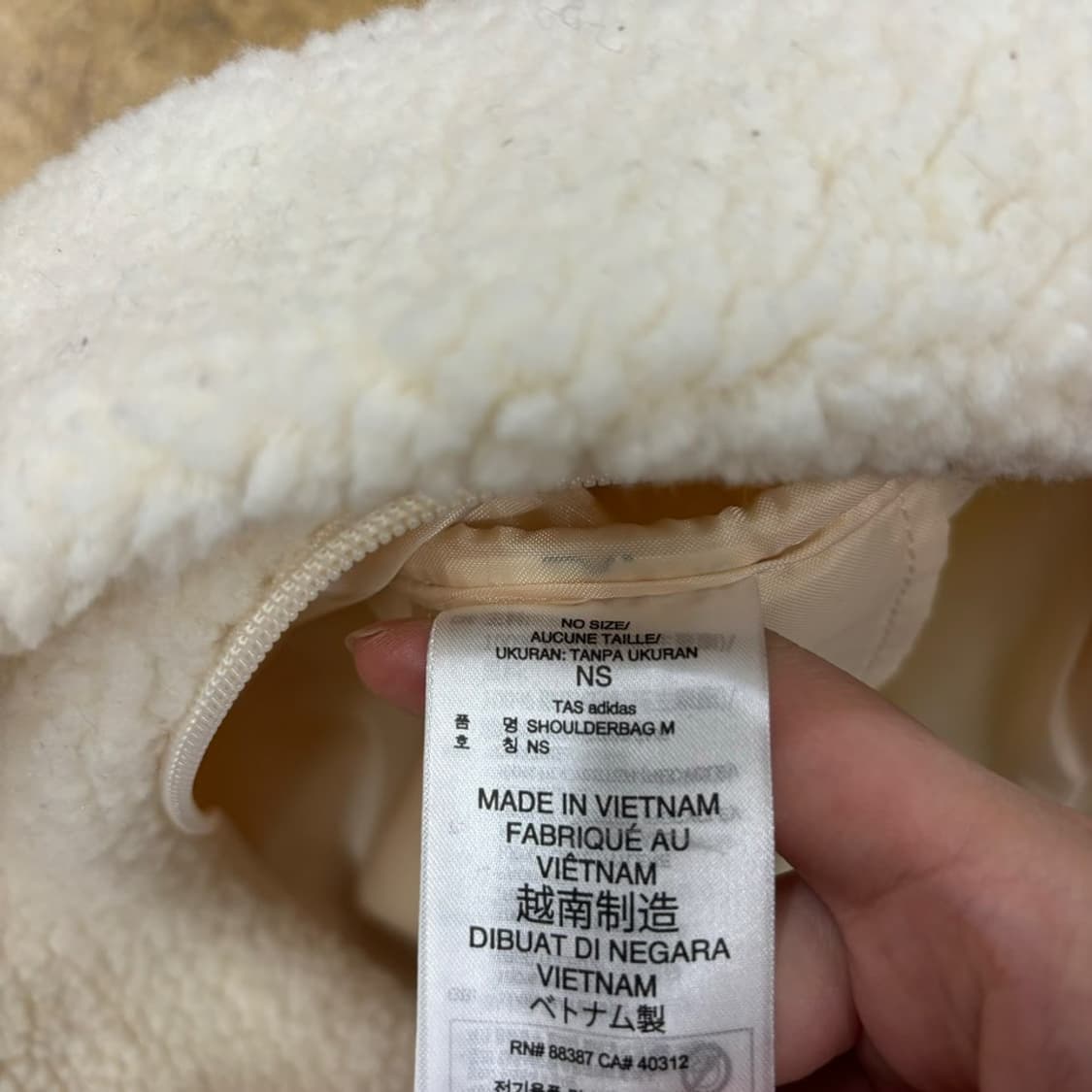 아디다스 화이트 뽀글이 플리스 숄더백 상품이미지4