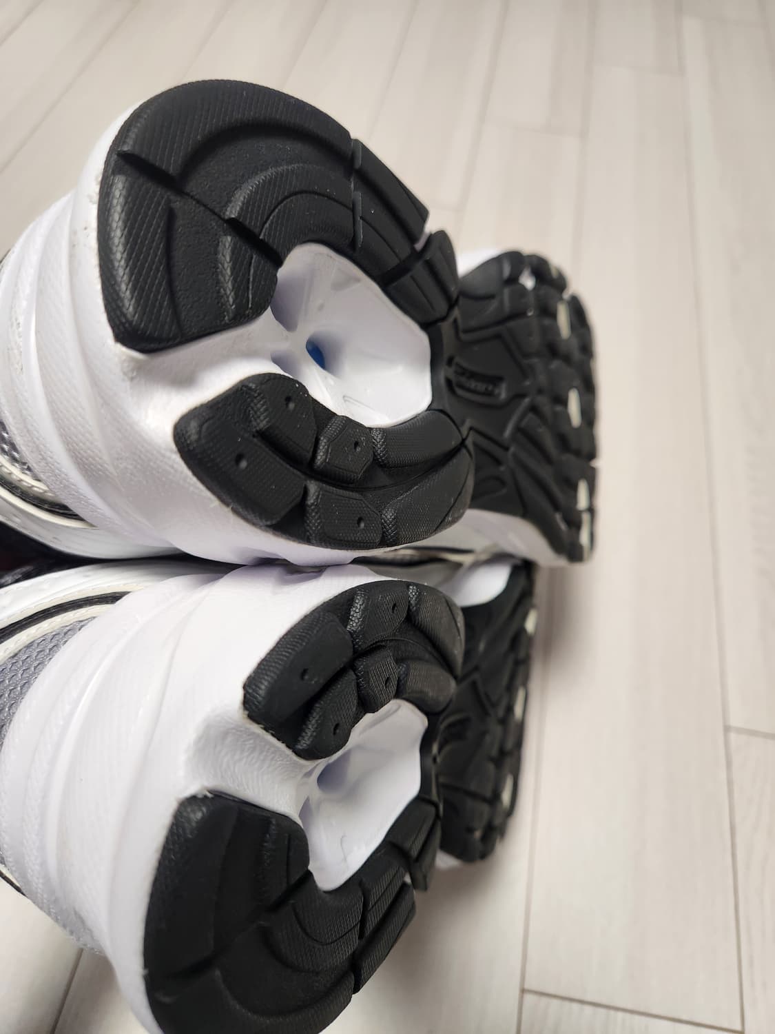 뉴발란스 530 메쉬 운동화 실버 블랙 사이즈275

새거느낌에 오염 하 상품이미지6