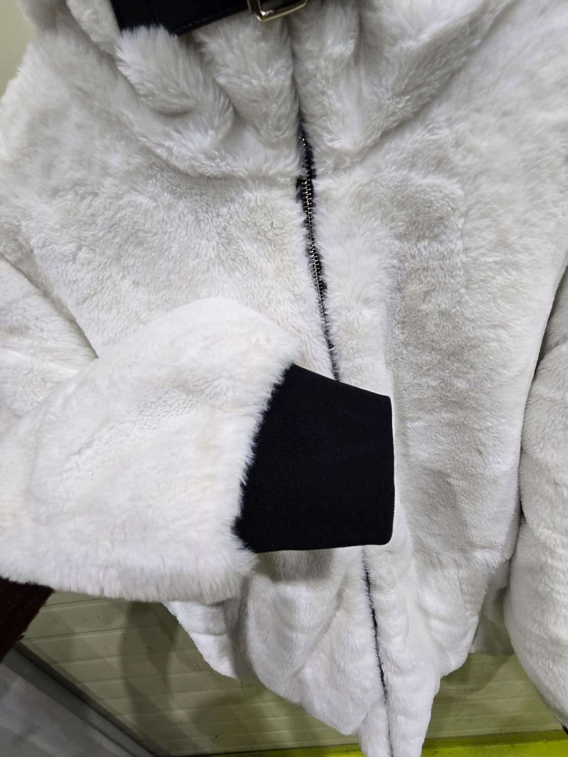 유니크한 화이트 퍼 자켓 상품이미지7