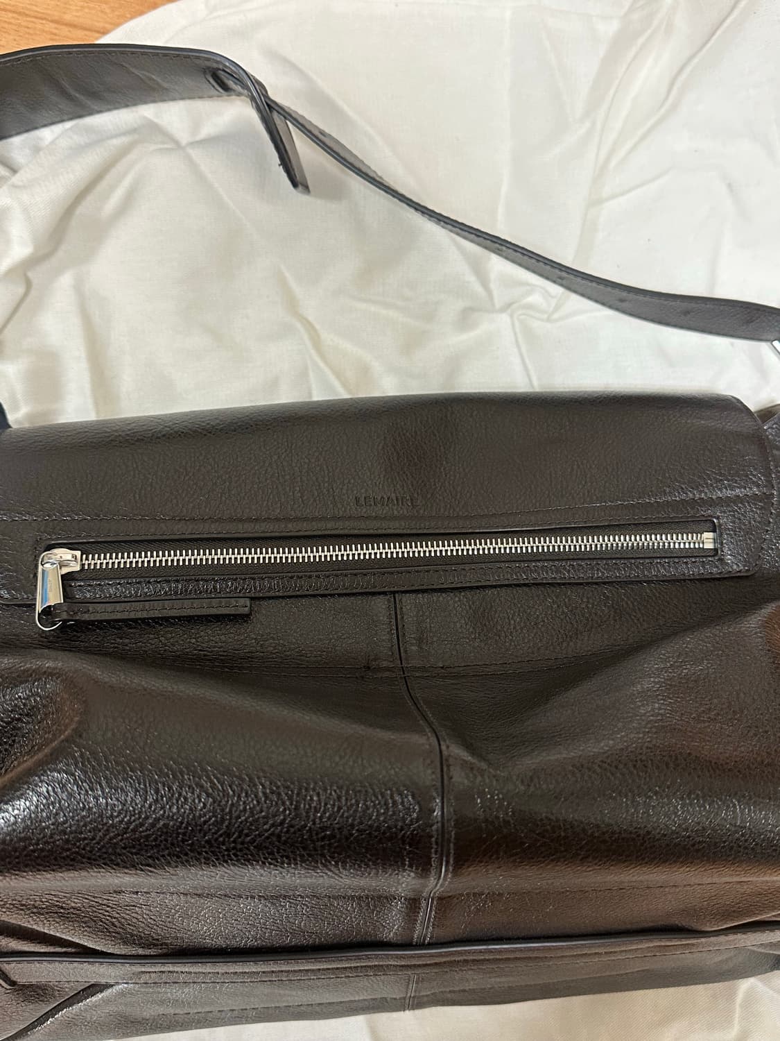 르메르 글로시 베지터블 레더 위켄드 기어백 에스프레소 상품이미지5