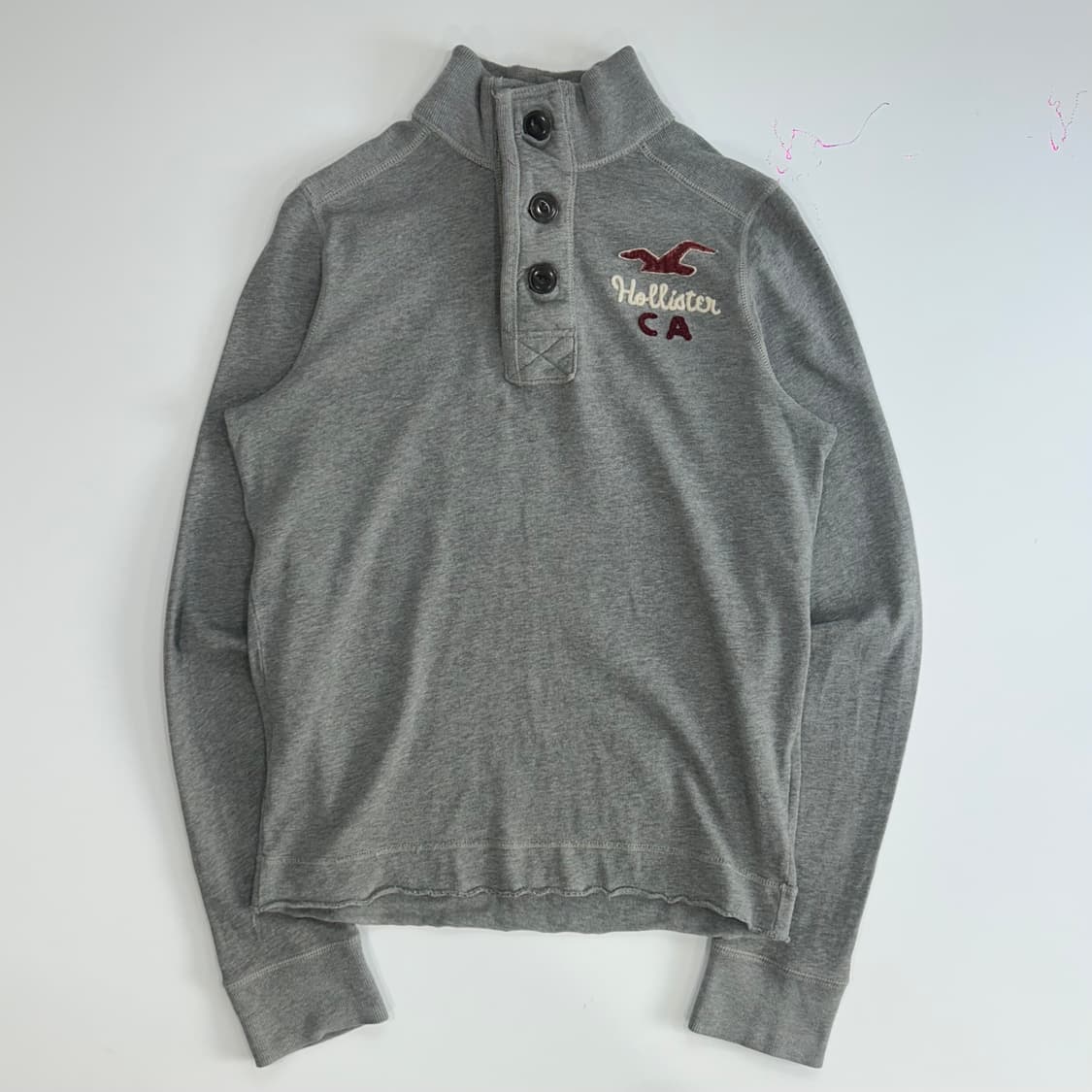 Hollister 홀리스터 하이넥 백포인트 자수 그레이 롱슬리브 상품이미지4