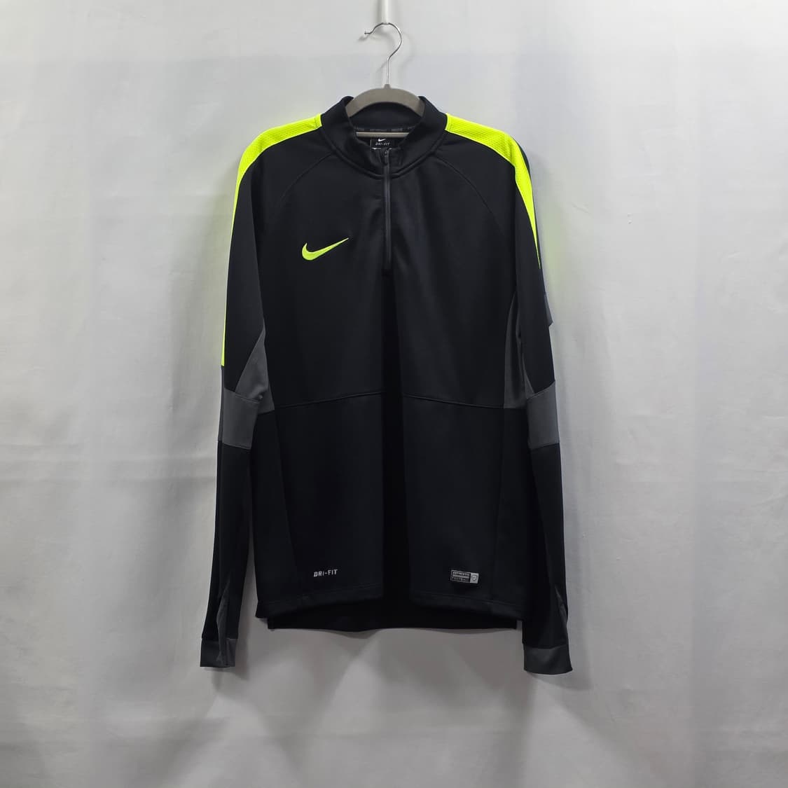 0165[나이키] 드라이핏 블랙/형광 1/2 집업 긴팔티 L 상품이미지1