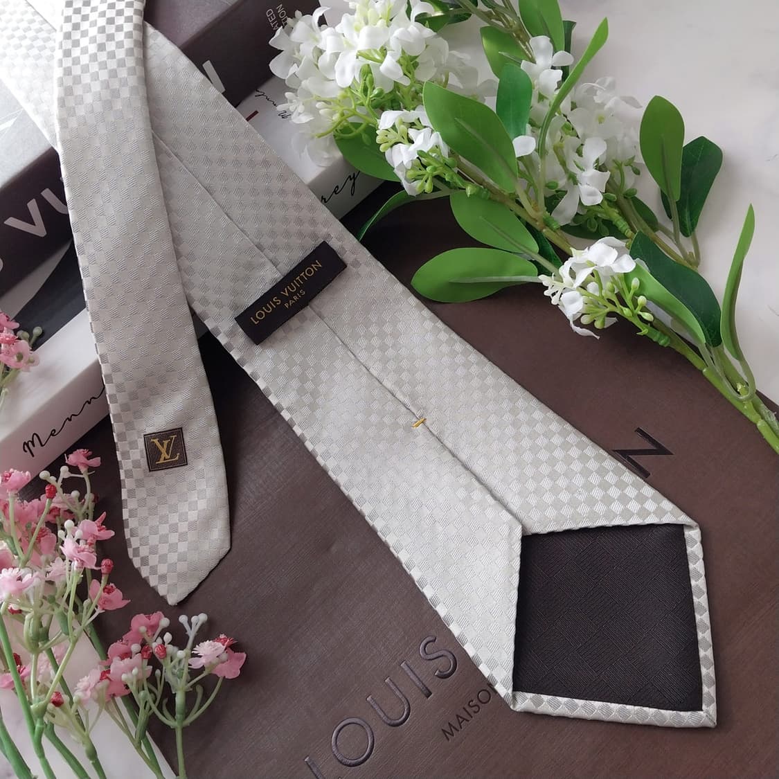 루이비통 실크 그레이 다미에 패턴 넥타이 9cm A+등급 K1769
 상품이미지4