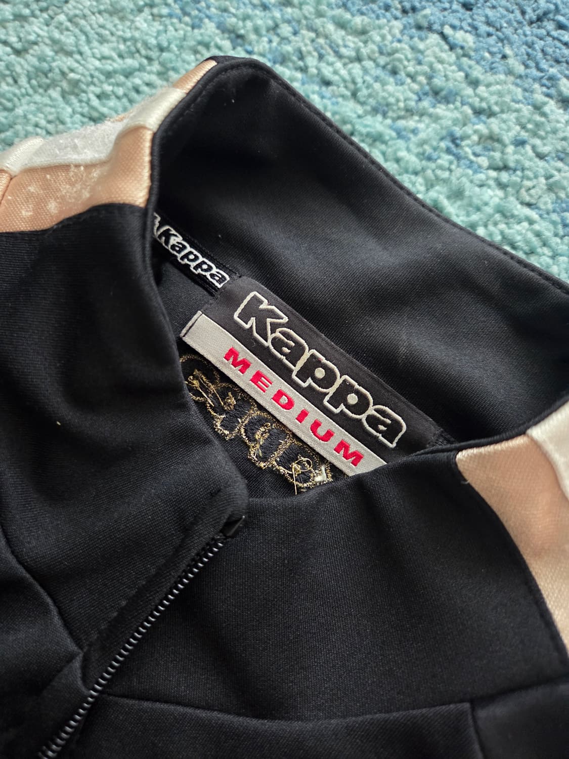 (어깨부분이염)Kappa 블랙 골드 ITALIA 트랙탑 져지 표기M 상품이미지2
