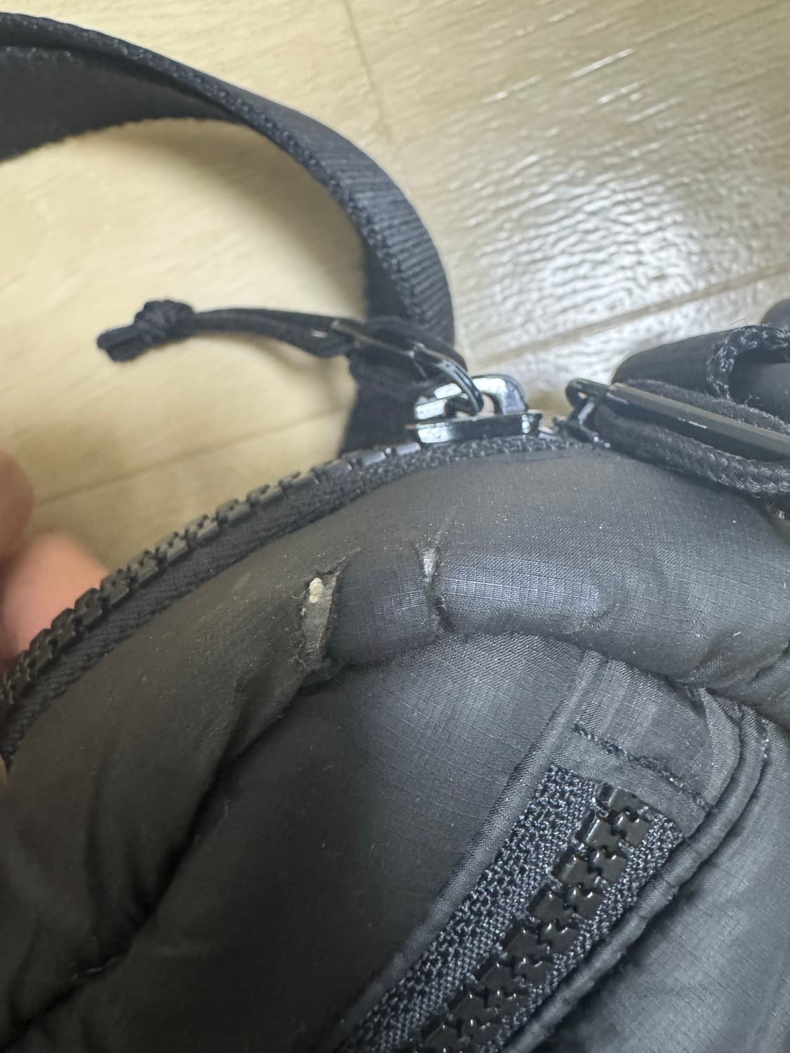 [os] 22FW 슈프림 퍼퍼 사이드백 블랙 상품이미지2