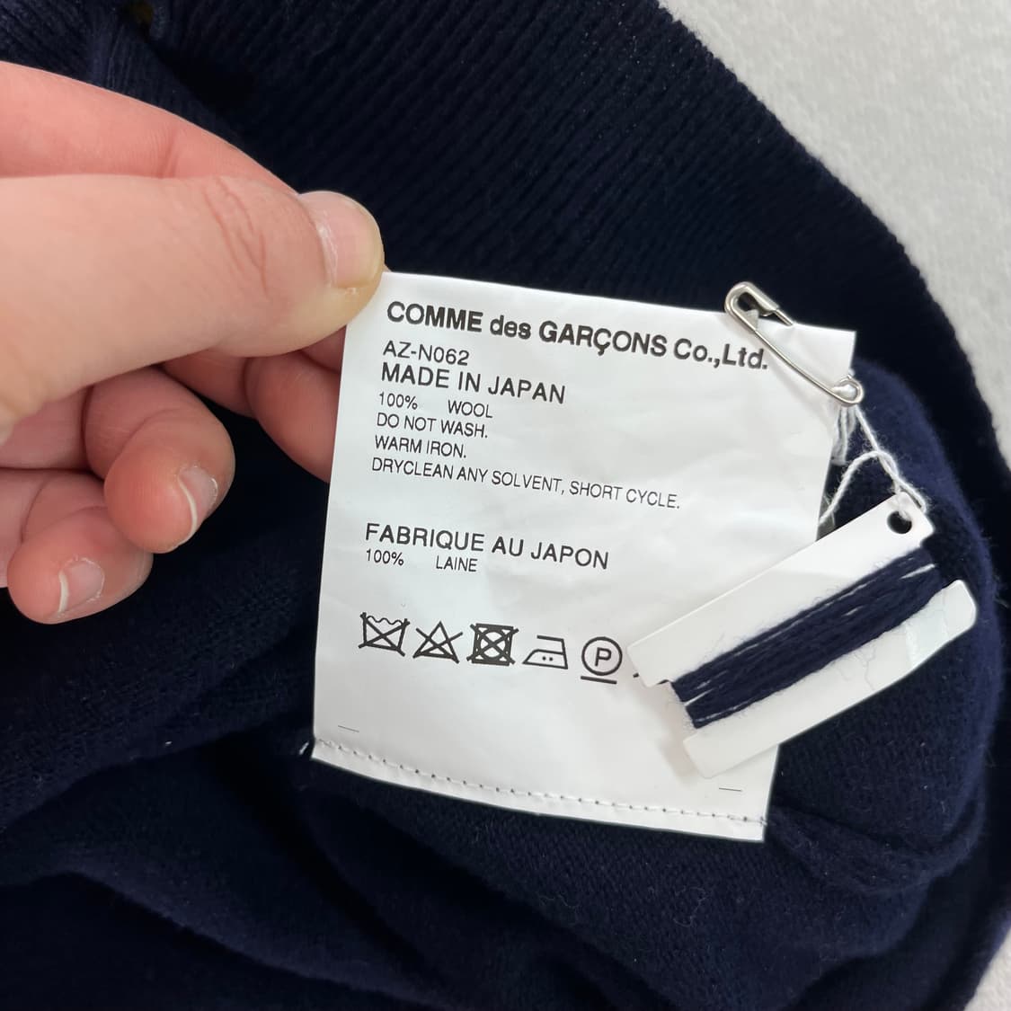 100 꼼데가르송 화이트 하트 와펜 네이비 가디건 상품이미지5
