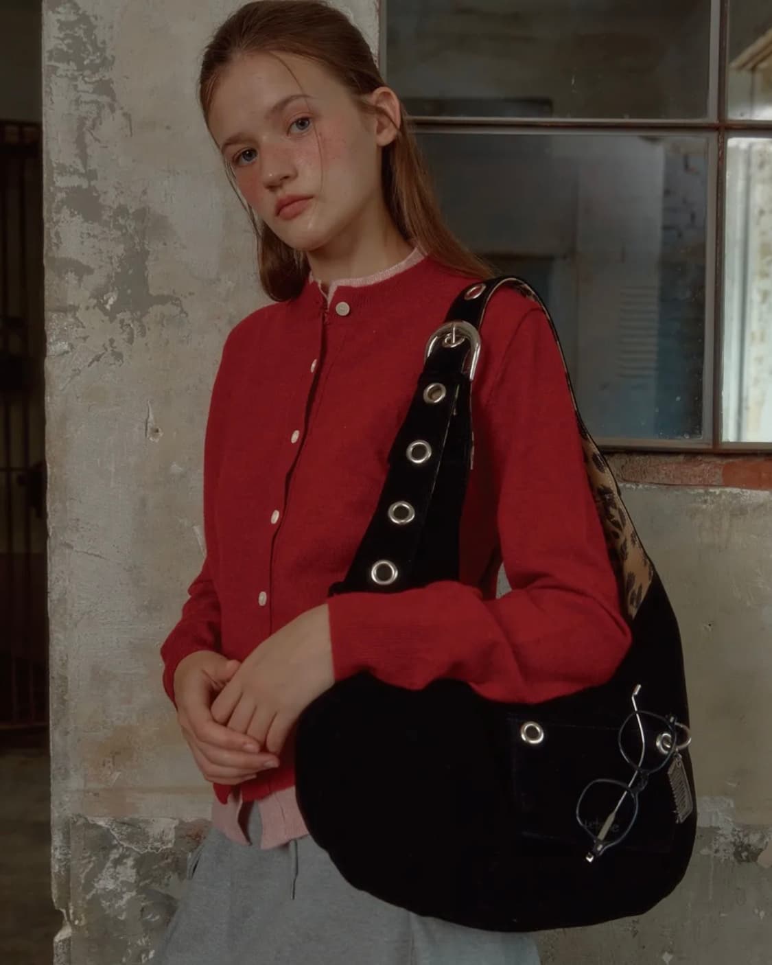 레터리 스웨이드 버클 리버시블 숄더백 블랙 새상품 상품이미지1