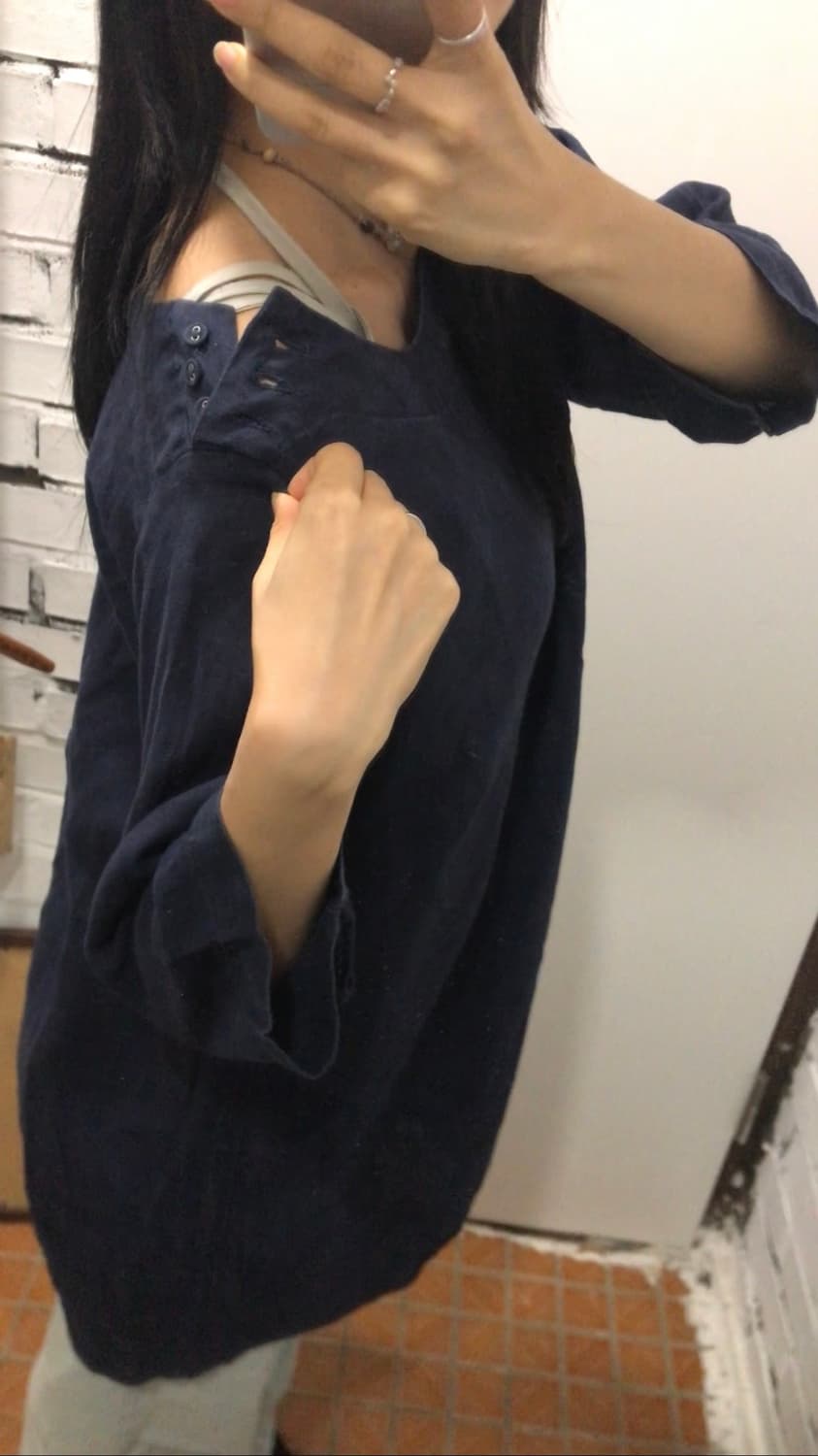 네이비 어깨 버튼 블라우스 상품이미지1