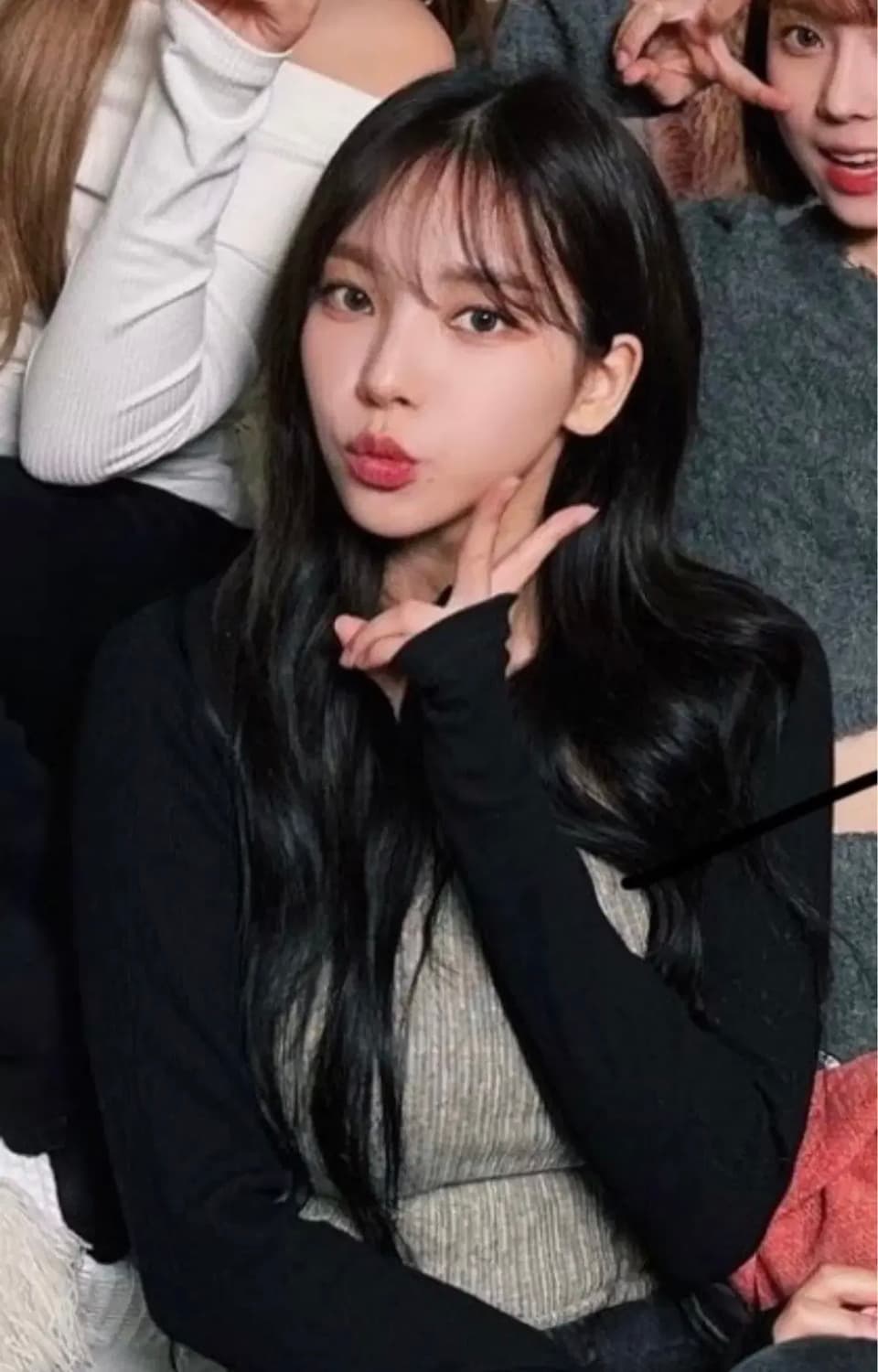 yuse 유즈 투톤 볼레로 롱슬리브 컷아웃 탑 긴팔티셔츠(카리나 착용) 상품이미지1