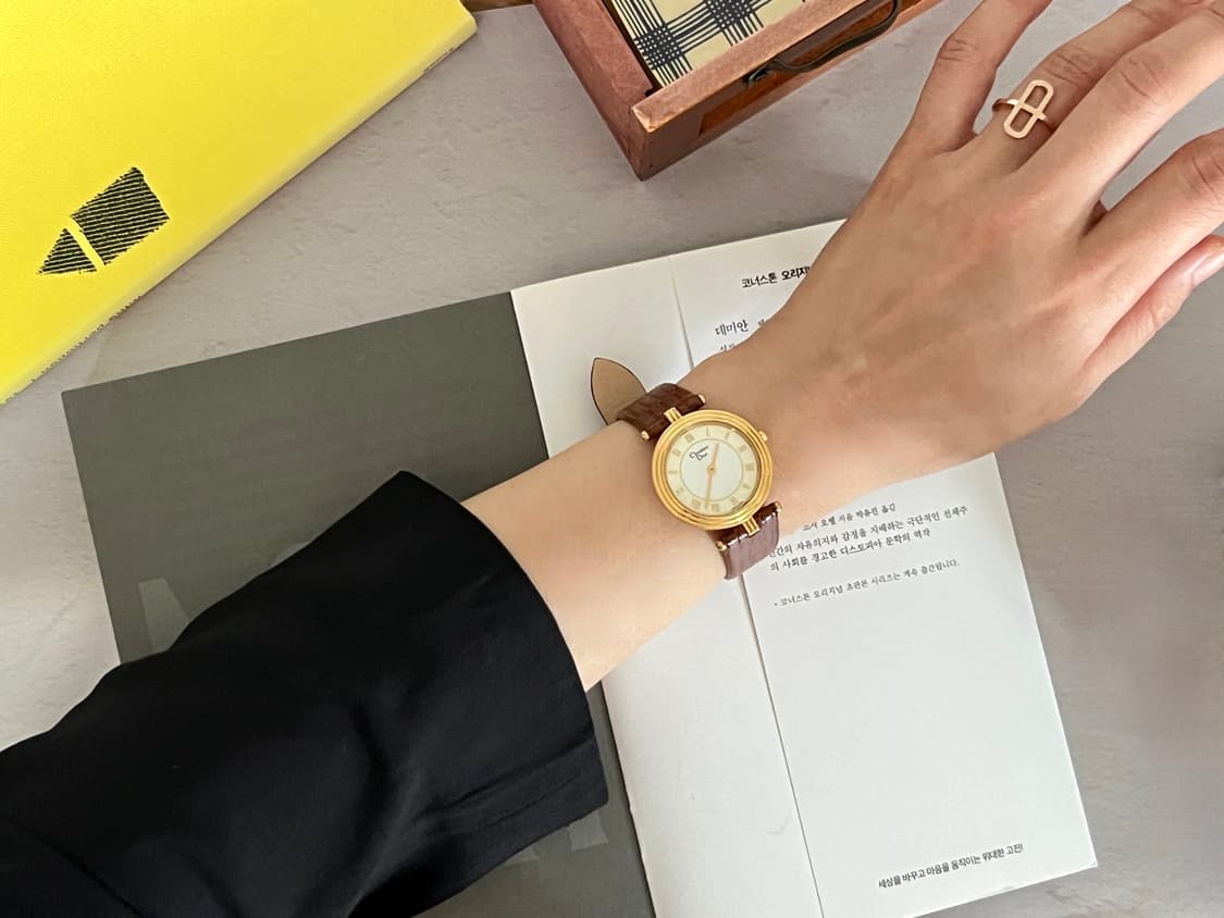 디올  골드 베젤 라운드 시계 / 정품감정 .케어 상품이미지9