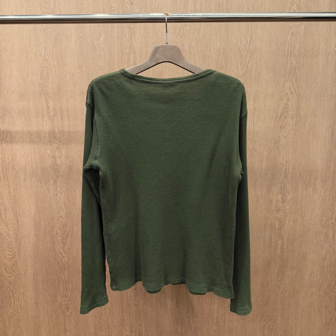 챔피온 롱슬리브 와플 니트 티셔츠 소매 로고 패치 디테일 레귤러핏 카키 상품이미지3