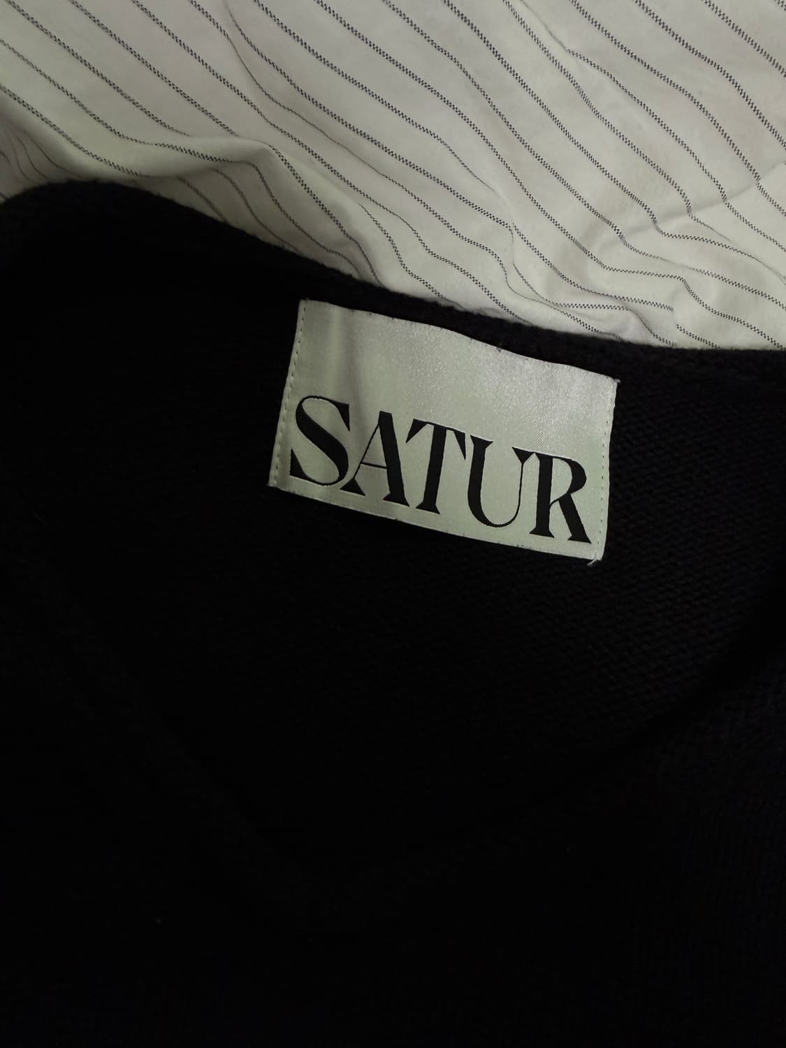 새터 자수 로고 브이넥 니트 2xl 상품이미지4