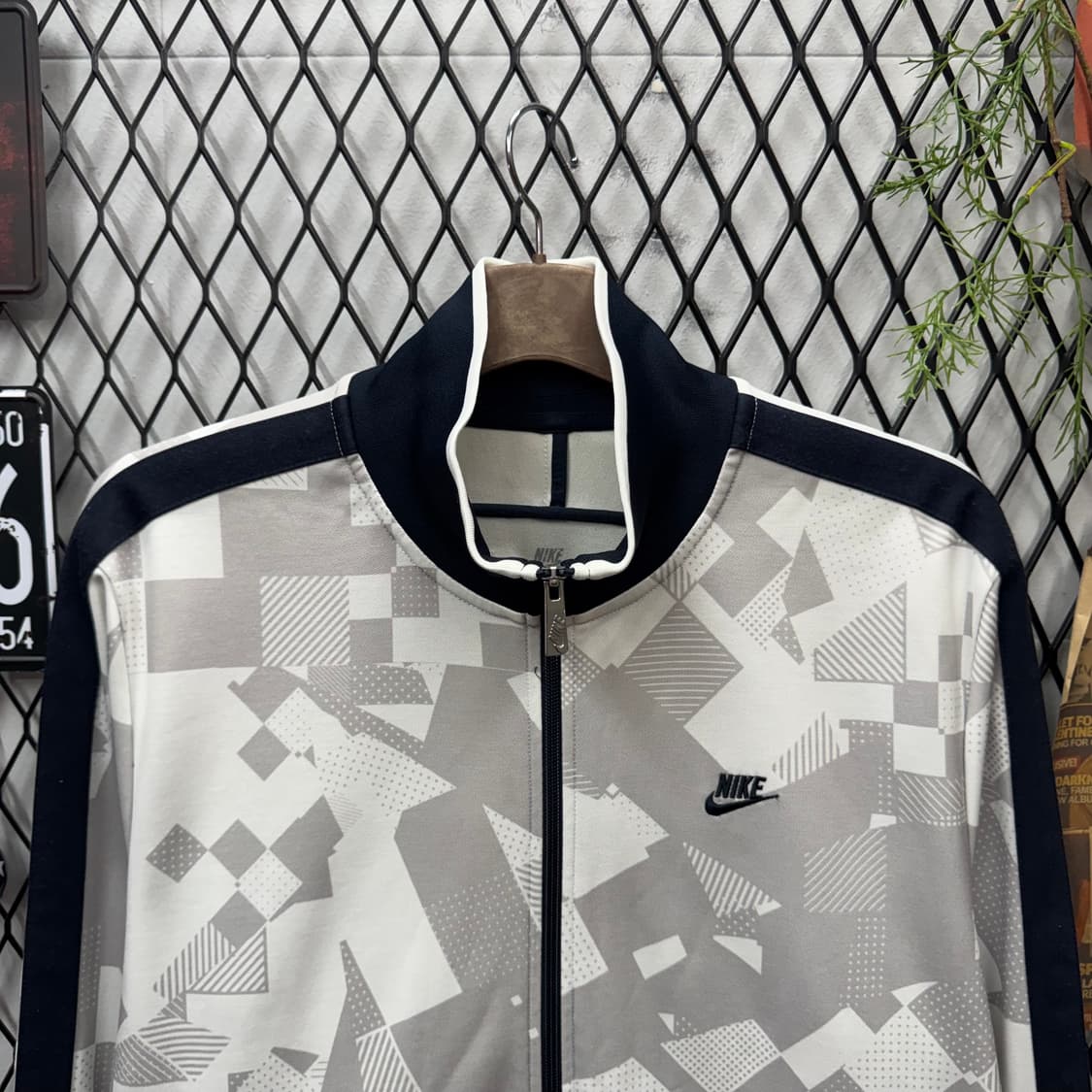 나이키 트랙자켓 전후면 픽셀 그래픽 패턴 디테일 화이트 네이비 상품이미지3