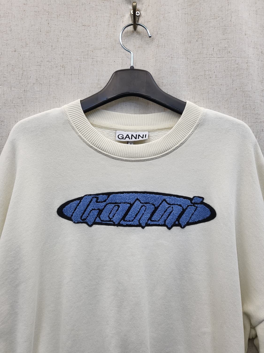 GANNI 로고 크롭 맨투맨 아이보리 상품이미지3