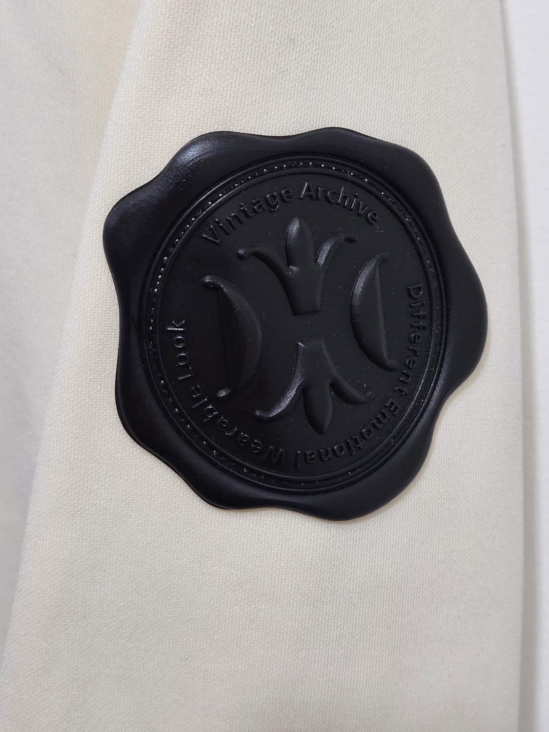 듀엘(DEWL) 아이보리 네오프렌 바시티 봄버 자켓  상품이미지3