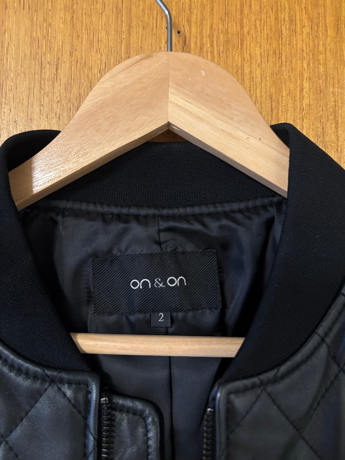 온앤온 블랙 퀼팅 가죽 봄버 자켓 상품이미지3