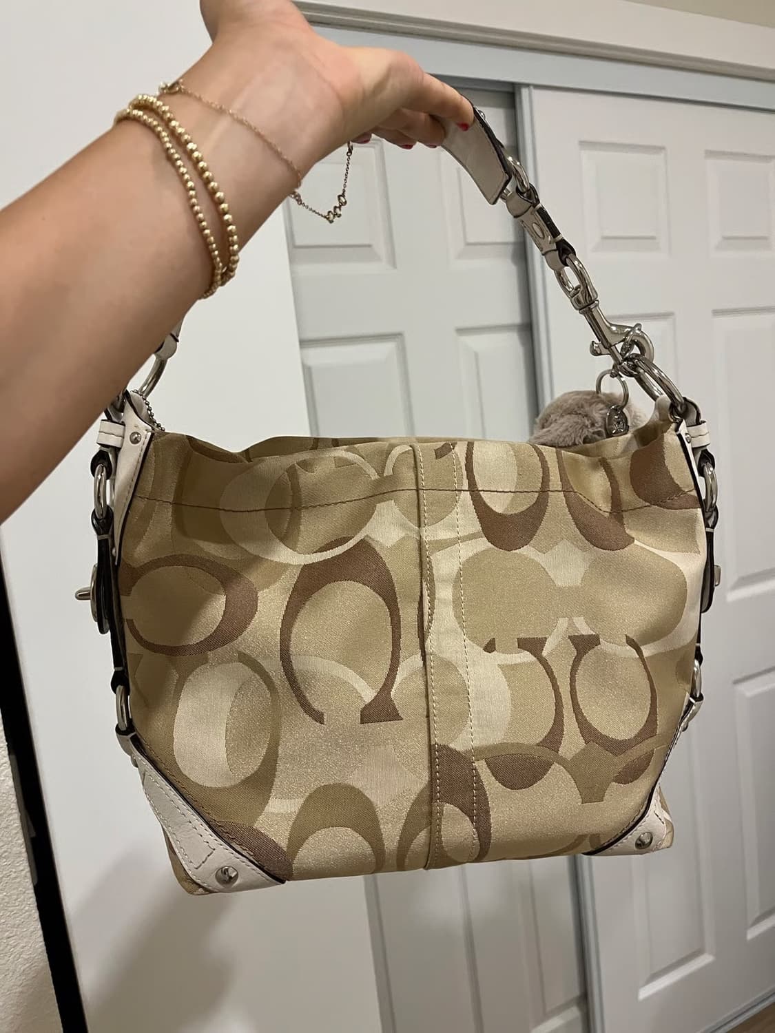 코치 캘리 시그니처 숄더백 베이지 상품이미지1